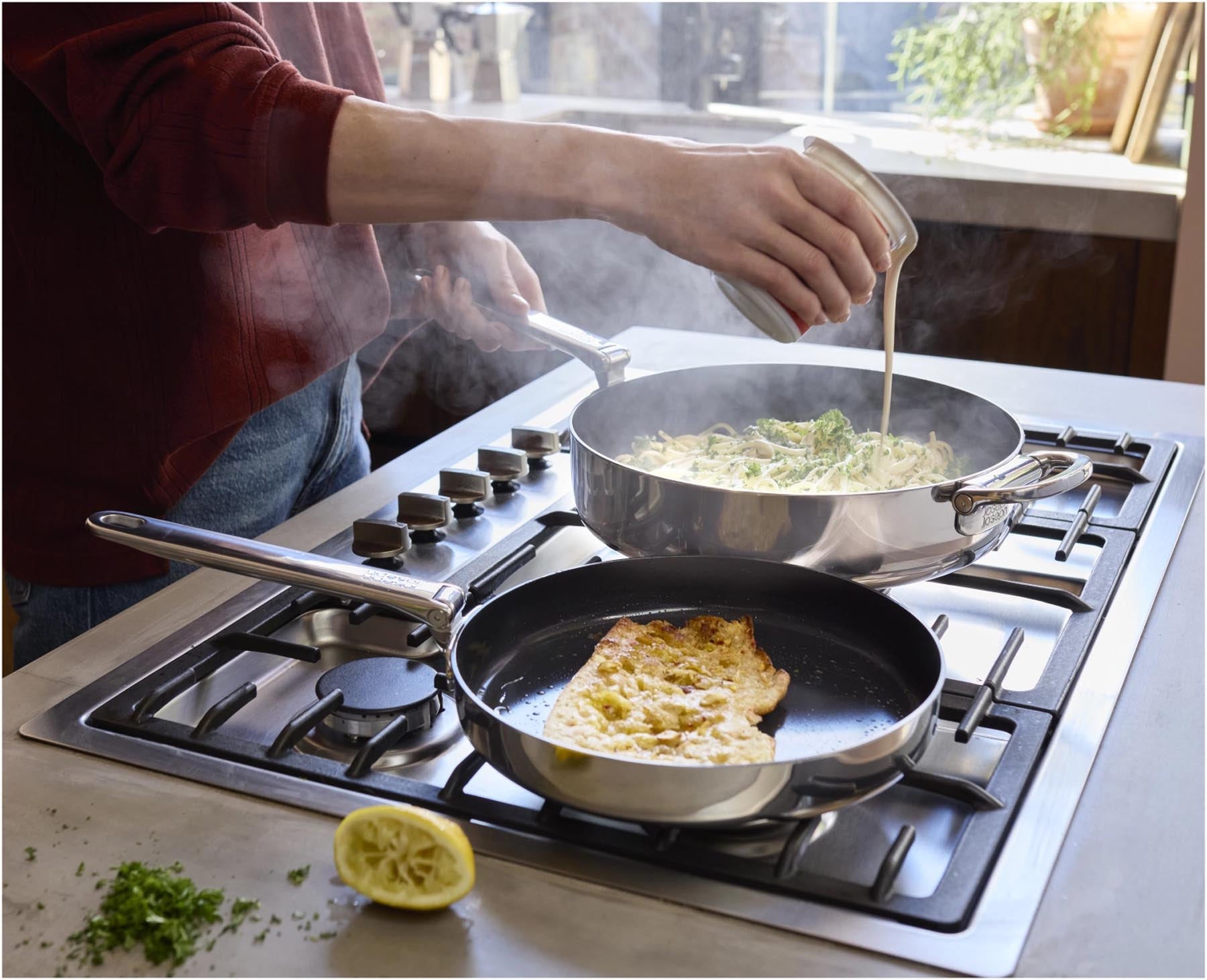 Elegante 28 cm Bratpfanne aus Edelstahl mit klappbarem Griff, ideal für müheloses Braten und platzsparende Aufbewahrung.