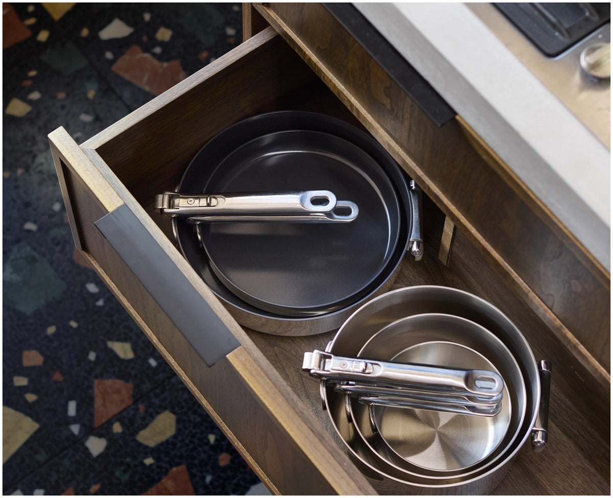 Space Steel Bratpfanne D24cm Edelstahl Klappgriff antihaft in Schwarz präsentiert im Onlineshop von KAQTU Design AG. Bratpfanne ist von Joseph Joseph