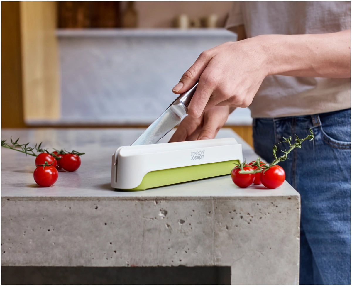 Halve-It Lebensmittel Schneidehilfe in Grün präsentiert im Onlineshop von KAQTU Design AG. Schneider und Stecher ist von Joseph Joseph