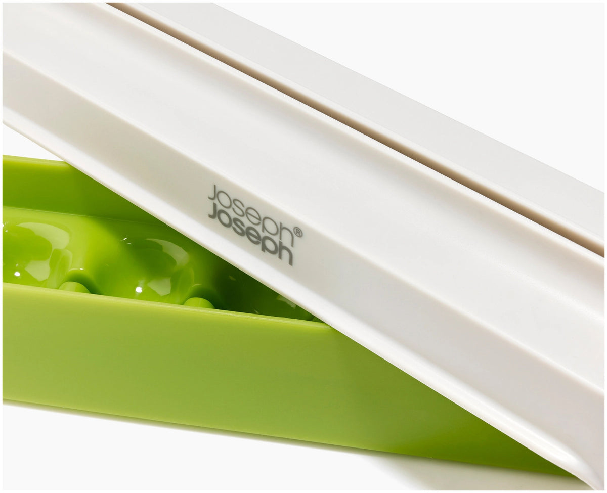 Halve-It Lebensmittel Schneidehilfe in Grün präsentiert im Onlineshop von KAQTU Design AG. Schneider und Stecher ist von Joseph Joseph