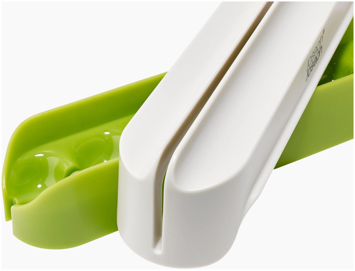 Halve-It Lebensmittel Schneidehilfe in Grün präsentiert im Onlineshop von KAQTU Design AG. Schneider und Stecher ist von Joseph Joseph