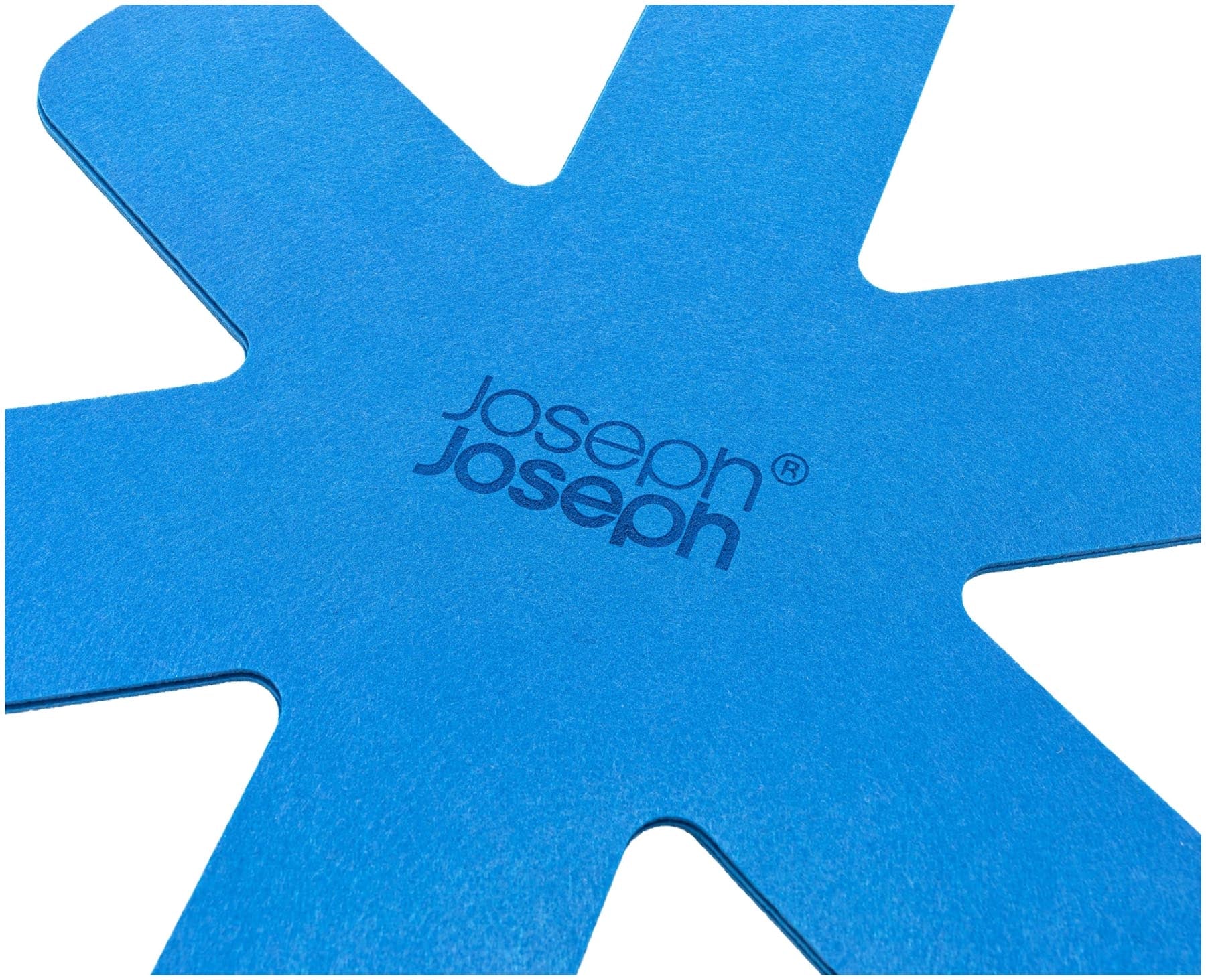 Drei praktische Pfannenschoner in Blau von Joseph Joseph, schützen Kochgeschirr und bieten zusätzlichen Griffschutz für mehr Sicherheit.