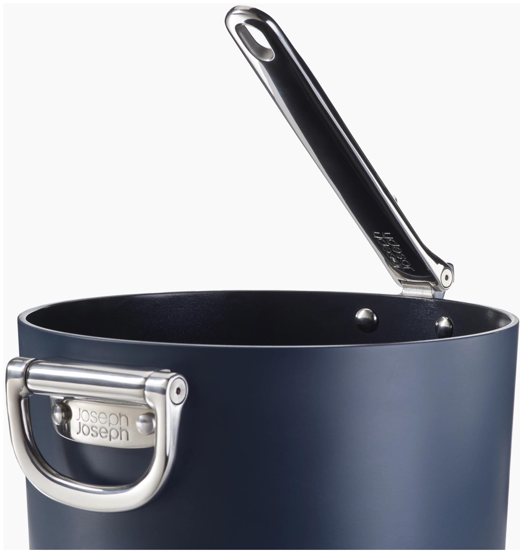 Elegantes 3er Set Stielkasserollen von Joseph Joseph in verschiedenen Größen (15, 19, 23 cm) inklusive zwei schützenden Pfannenschonern für optimale Kochresultate.