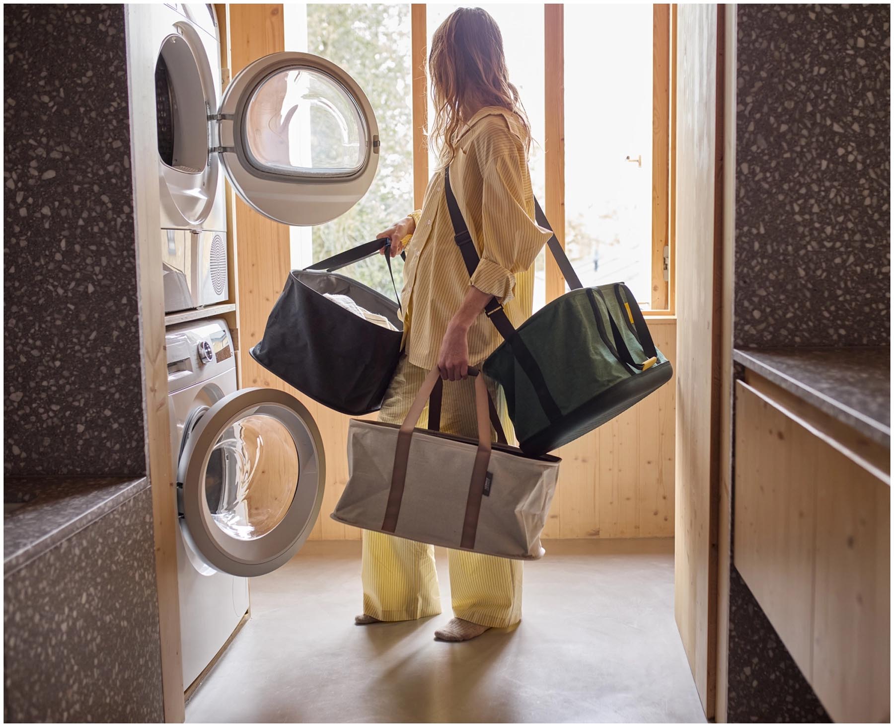 Stylischer, faltbarer Wäschekorb in Carbon Black mit 35l Volumen. Praktisch und modern, ideal für die Wäscheorganisation in jedem Raum.