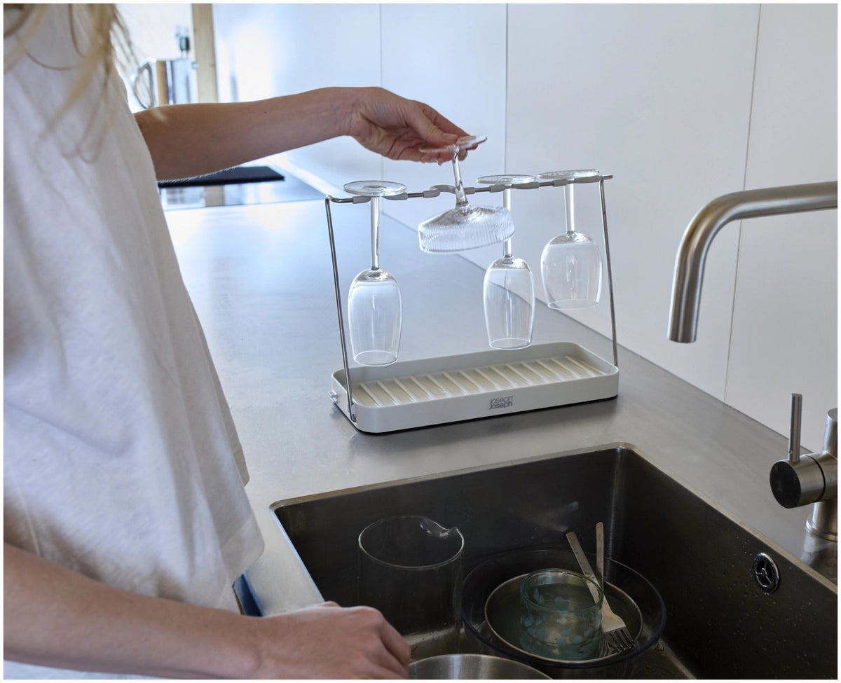 DrySmart Abtropfgestellt Weingläser in Grau präsentiert im Onlineshop von KAQTU Design AG. Abtropfgestell ist von Joseph Joseph