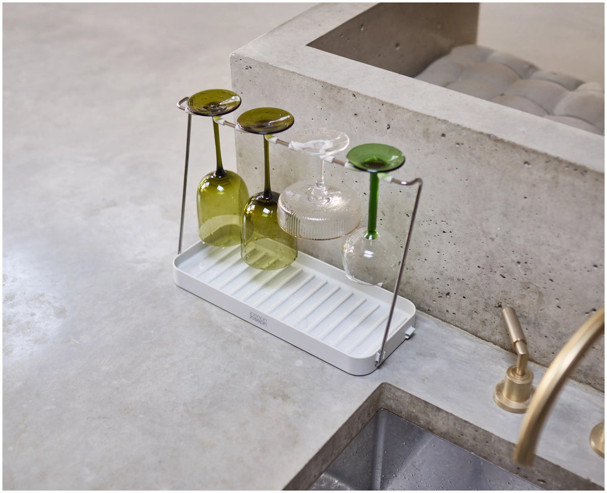 DrySmart Abtropfgestellt Weingläser in Grau präsentiert im Onlineshop von KAQTU Design AG. Abtropfgestell ist von Joseph Joseph