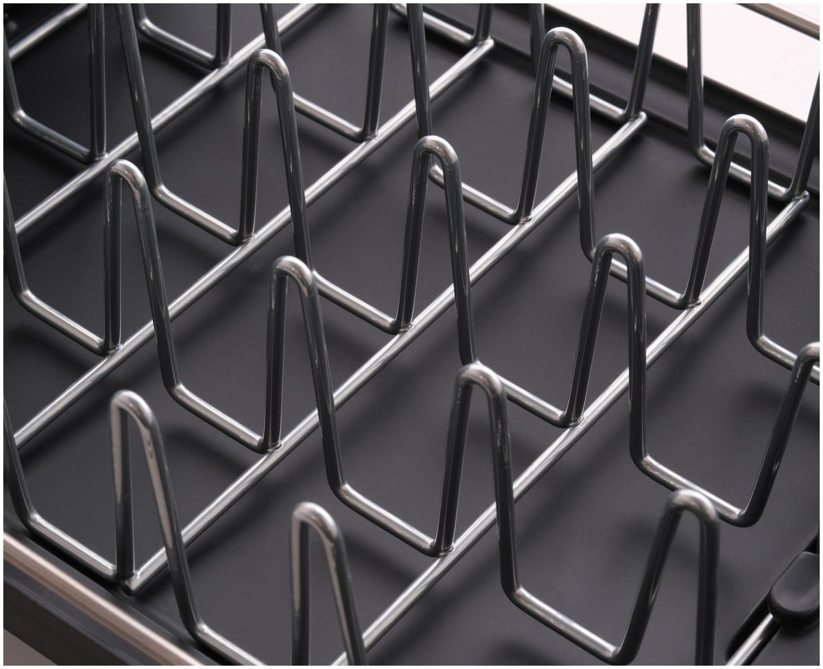 Extend Abtropfgestell ausziehbar Edelstahl in Grau präsentiert im Onlineshop von KAQTU Design AG. Abtropfgestell ist von Joseph Joseph