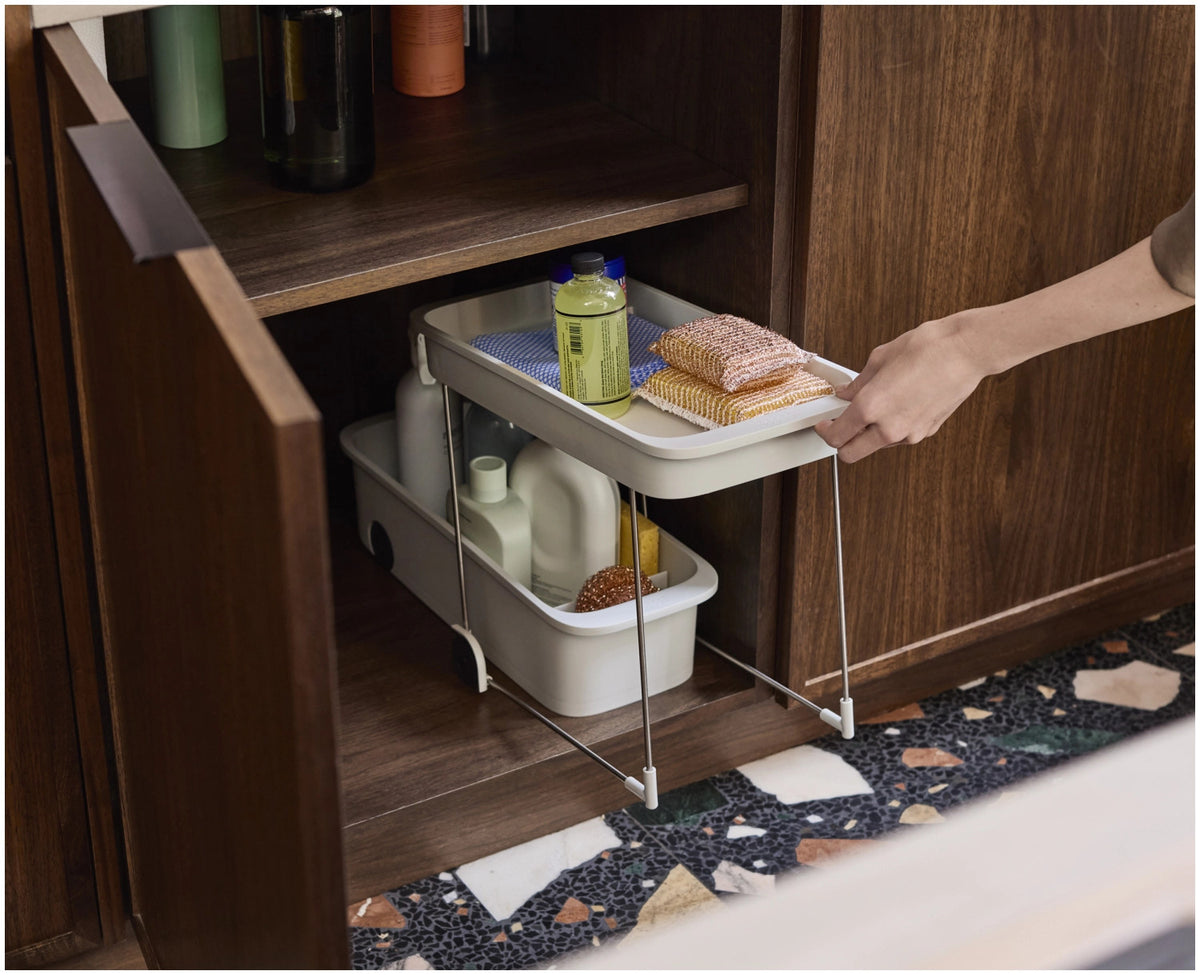 CupboardStore Putzschrank ausziehbar aus recycl. Kunststoff in Grau präsentiert im Onlineshop von KAQTU Design AG. Küchenhelfer ist von Joseph Joseph