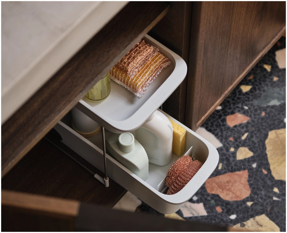 CupboardStore Putzschrank ausziehbar aus recycl. Kunststoff in Grau präsentiert im Onlineshop von KAQTU Design AG. Küchenhelfer ist von Joseph Joseph