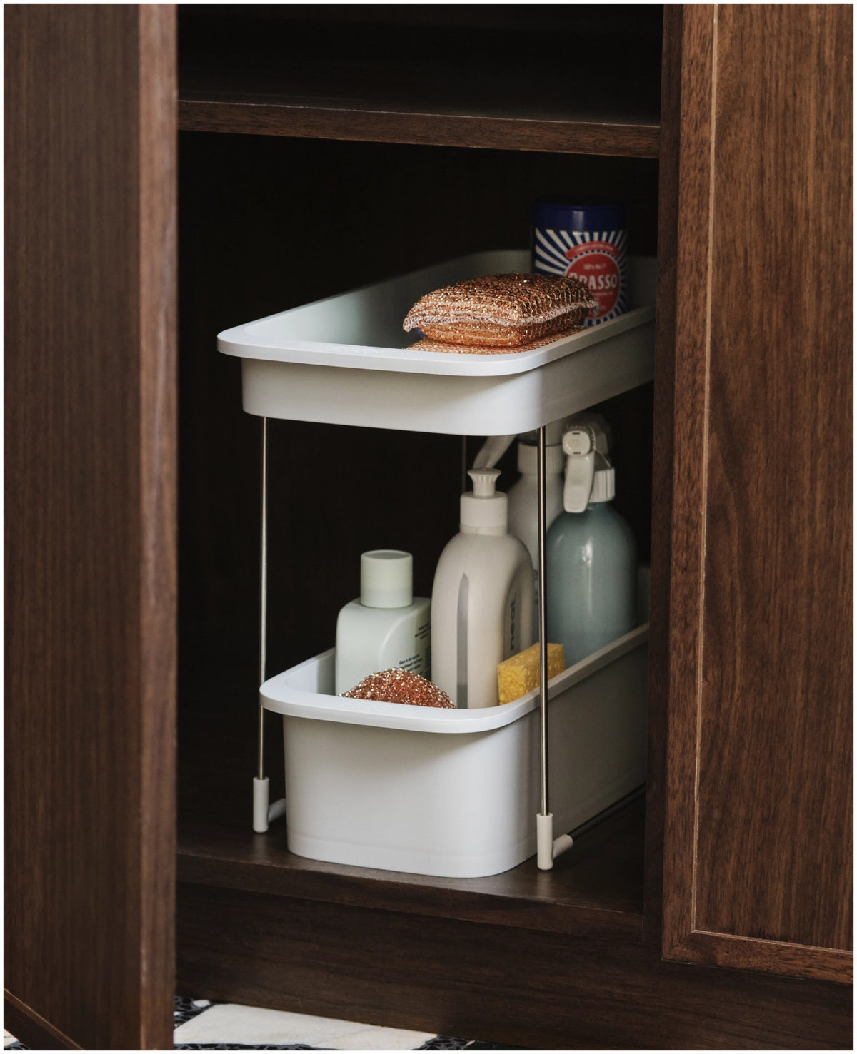 CupboardStore Putzschrank ausziehbar aus recycl. Kunststoff in Grau präsentiert im Onlineshop von KAQTU Design AG. Küchenhelfer ist von Joseph Joseph