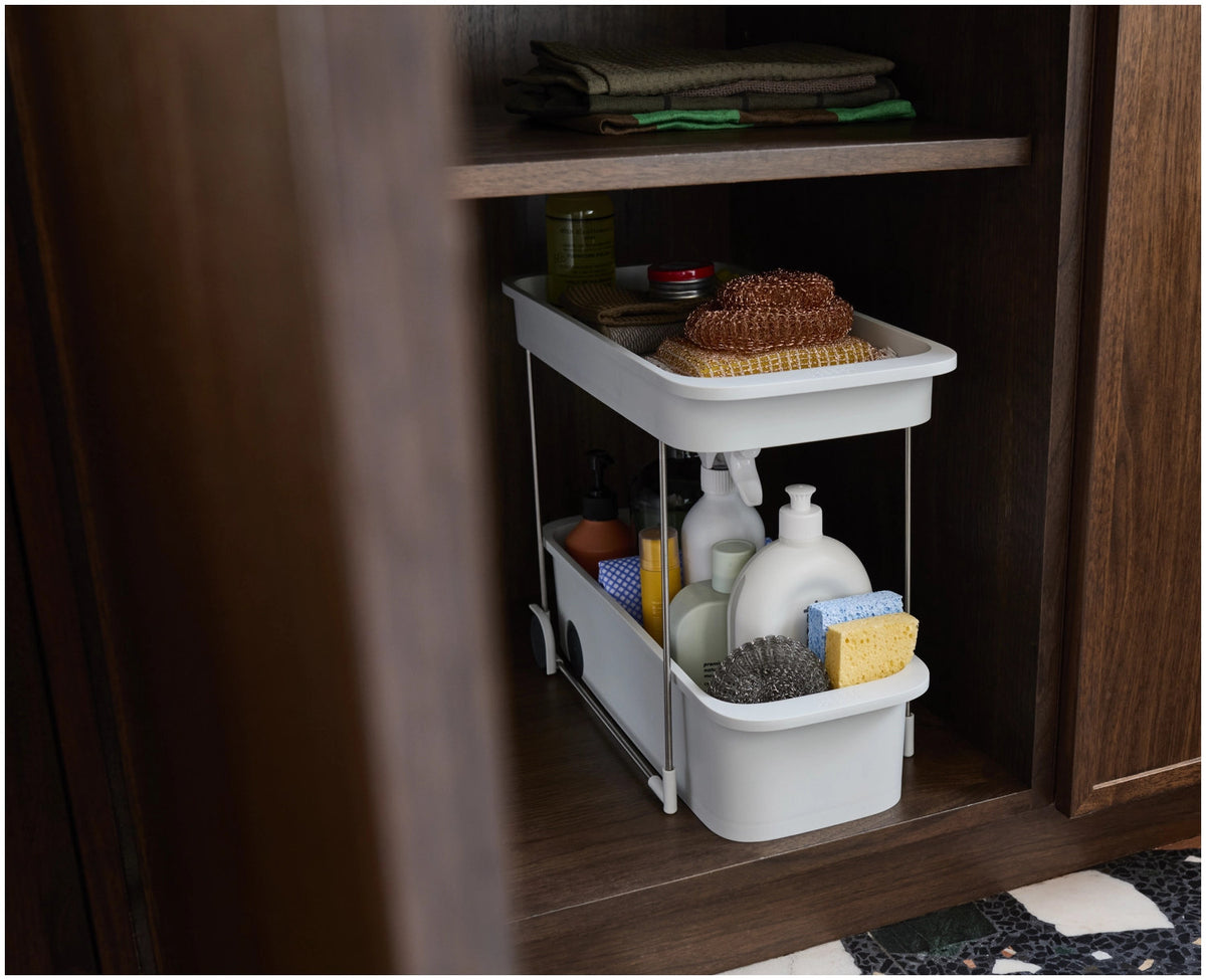 CupboardStore Putzschrank ausziehbar aus recycl. Kunststoff in Grau präsentiert im Onlineshop von KAQTU Design AG. Küchenhelfer ist von Joseph Joseph