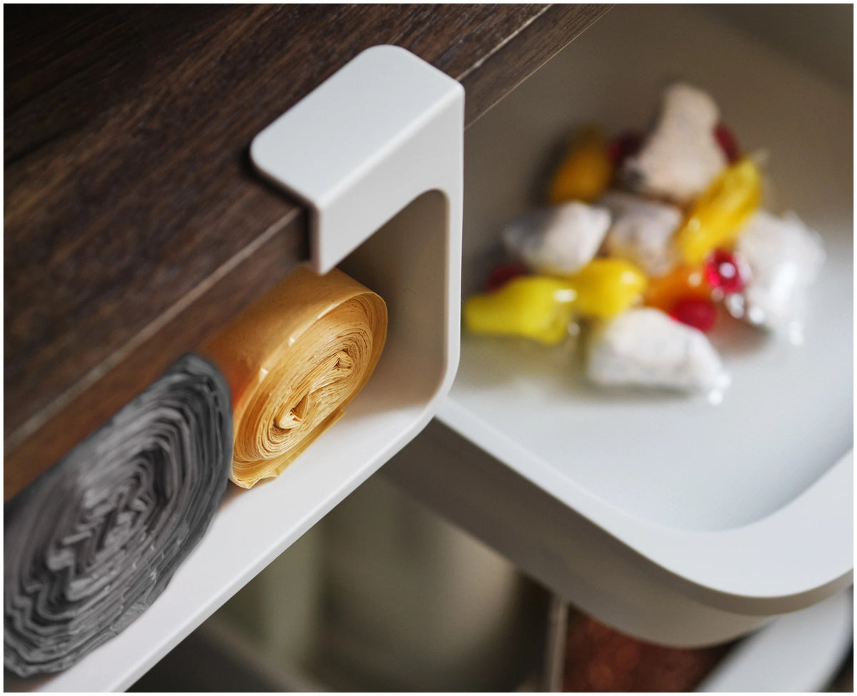 CupboardStore Putzschrank ausziehbar aus recycl. Kunststoff in Grau präsentiert im Onlineshop von KAQTU Design AG. Küchenhelfer ist von Joseph Joseph