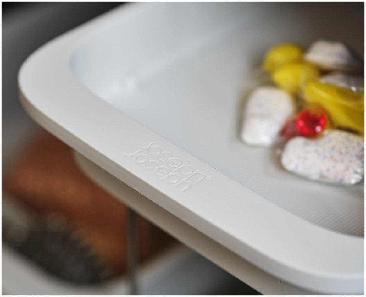 CupboardStore Putzschrank ausziehbar aus recycl. Kunststoff in Grau präsentiert im Onlineshop von KAQTU Design AG. Küchenhelfer ist von Joseph Joseph