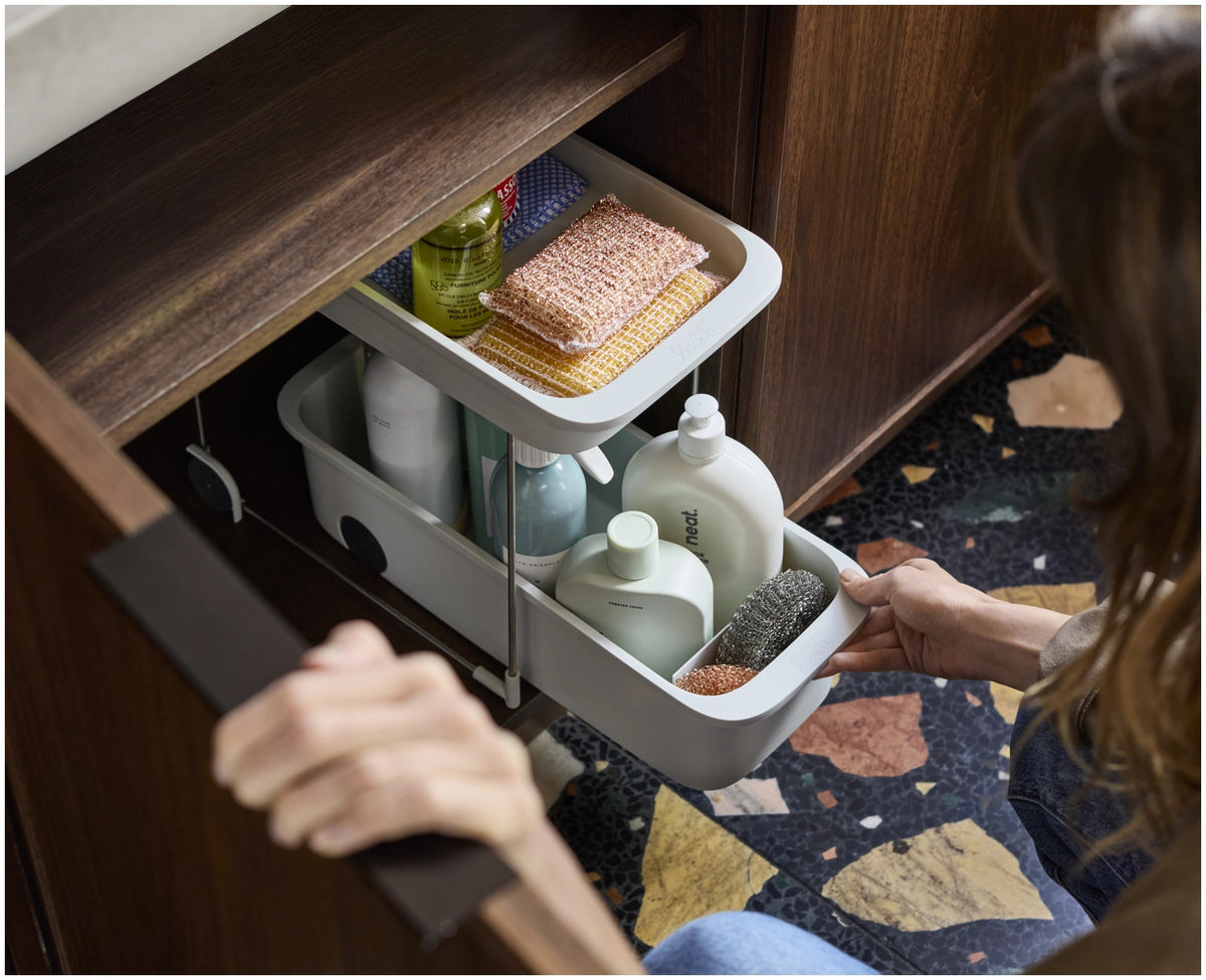 CupboardStore Putzschrank ausziehbar aus recycl. Kunststoff in Grau präsentiert im Onlineshop von KAQTU Design AG. Küchenhelfer ist von Joseph Joseph