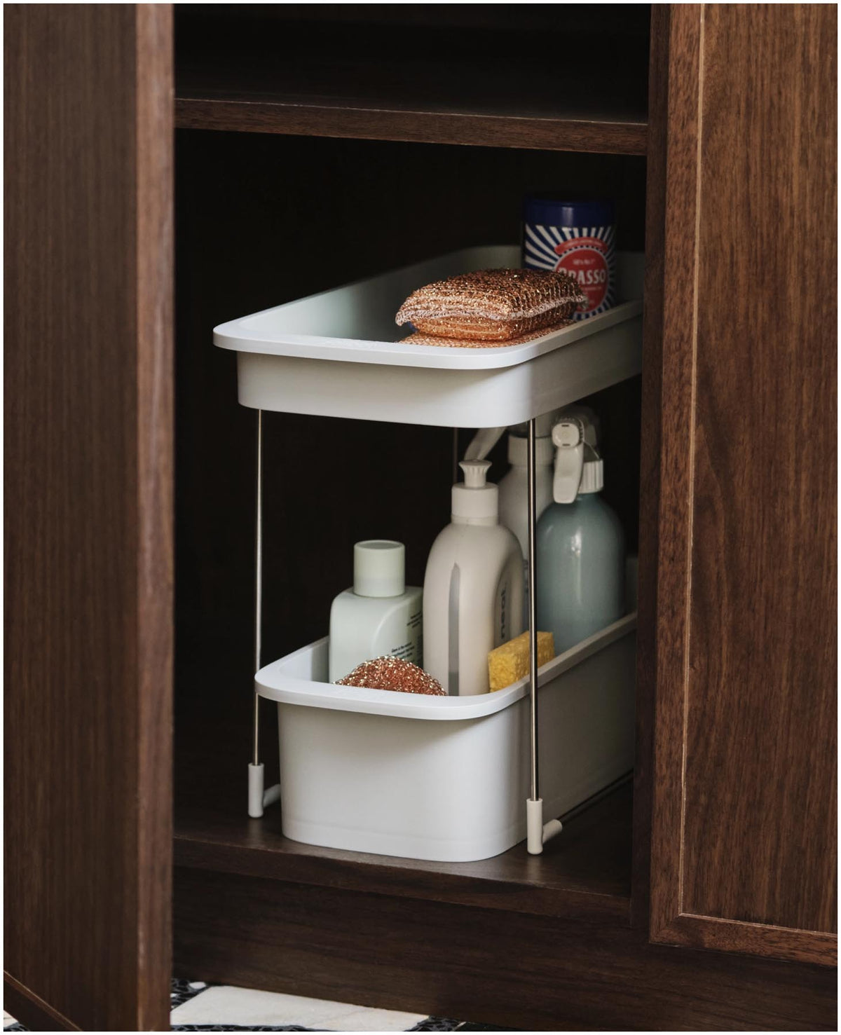 CupboardStore Putzschrank ausziehbar aus recycl. Kunststoff in Grau präsentiert im Onlineshop von KAQTU Design AG. Küchenhelfer ist von Joseph Joseph