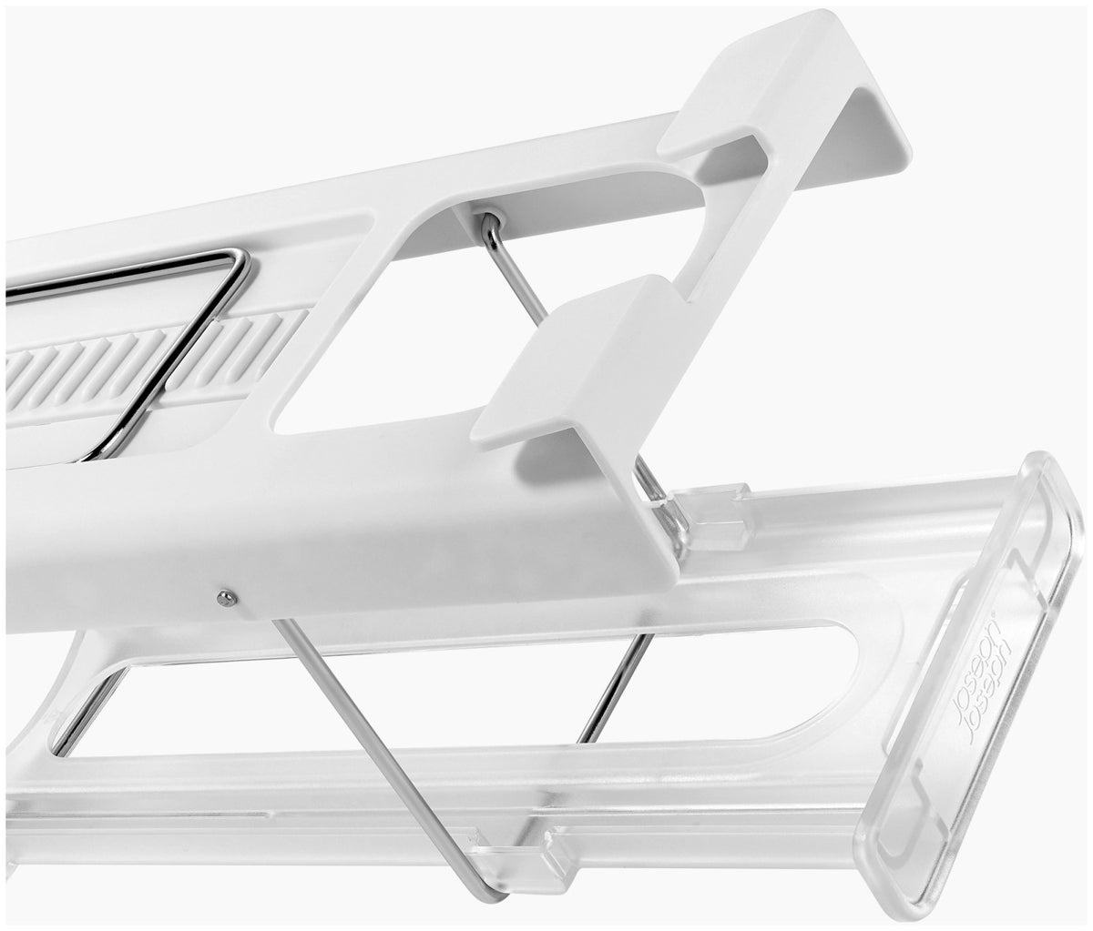 FridgeStore Kühlschrank-Unterregal Flaschenhalter in Grau präsentiert im Onlineshop von KAQTU Design AG. Küchenhelfer ist von Joseph Joseph
