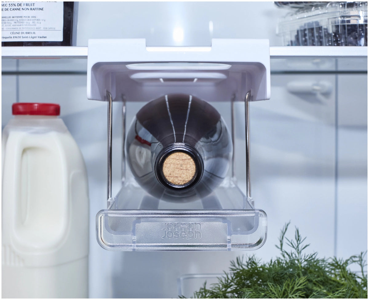 FridgeStore Kühlschrank-Unterregal Flaschenhalter in Grau präsentiert im Onlineshop von KAQTU Design AG. Küchenhelfer ist von Joseph Joseph