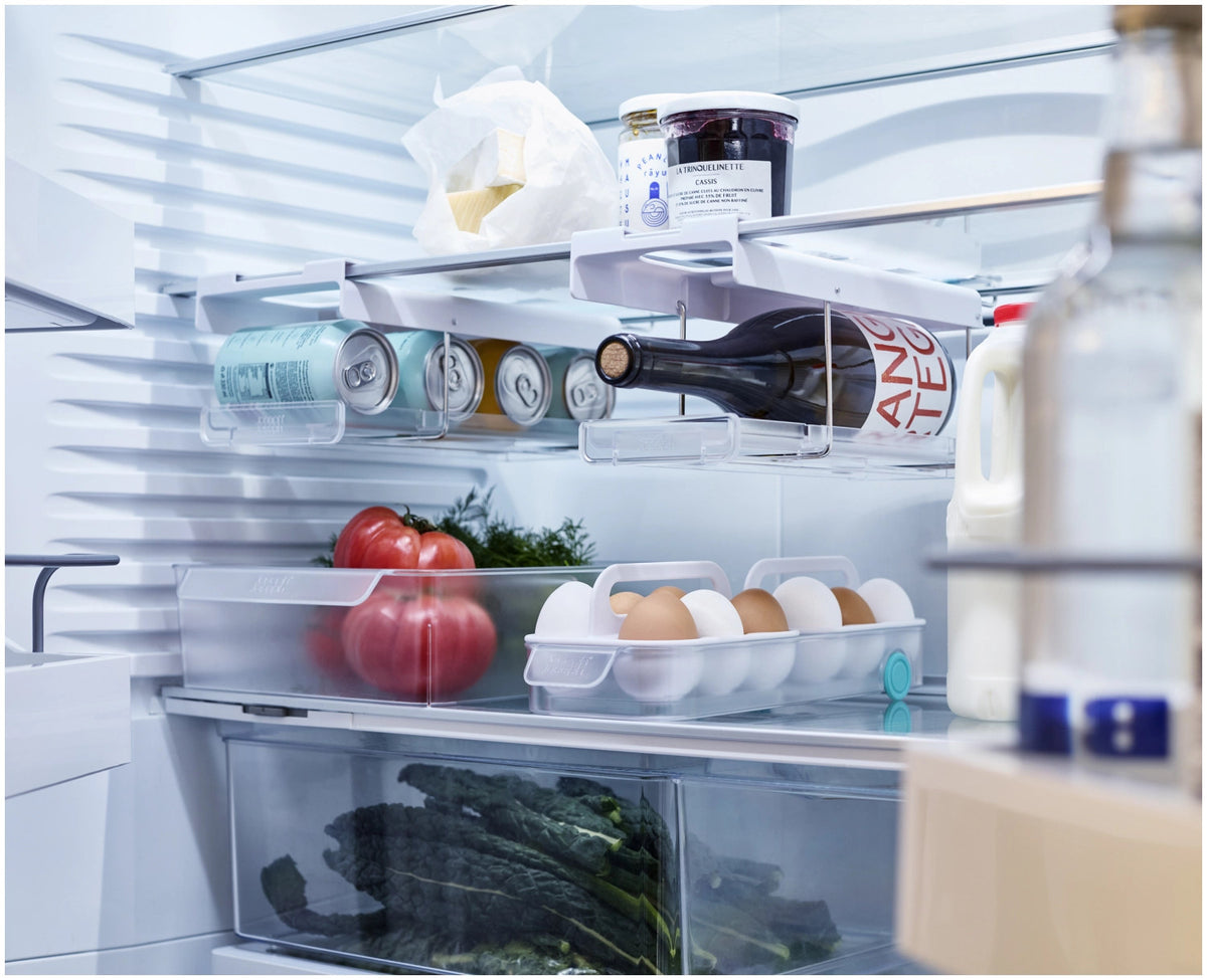 FridgeStore Kühlschrank-Unterregal Flaschenhalter in Grau präsentiert im Onlineshop von KAQTU Design AG. Küchenhelfer ist von Joseph Joseph