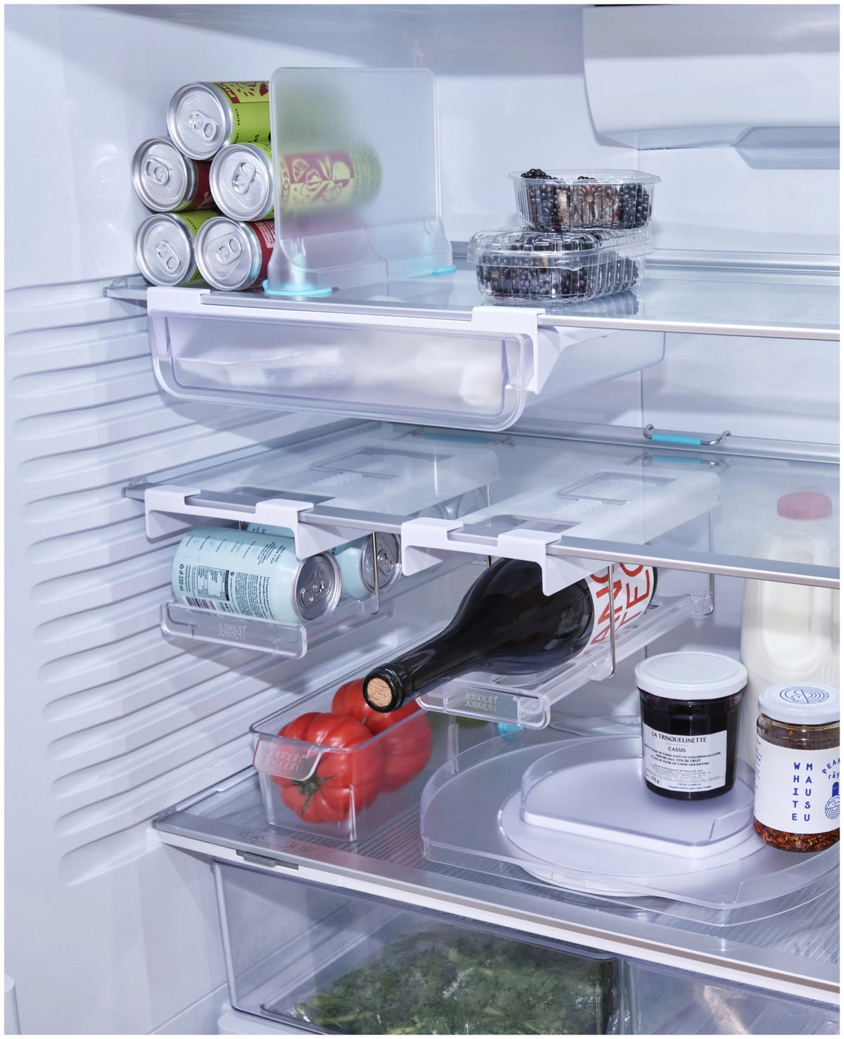 FridgeStore Kühlschrank-Unterregal Flaschenhalter in Grau präsentiert im Onlineshop von KAQTU Design AG. Küchenhelfer ist von Joseph Joseph