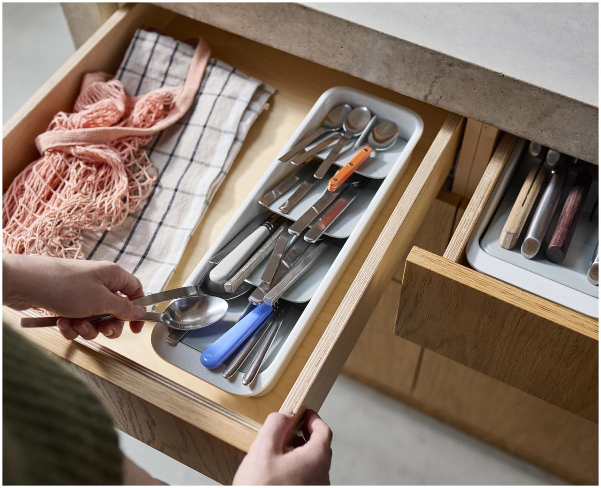 DrawerStore Besteckkasten kompakt aus recycl. Kunststoff in Grau präsentiert im Onlineshop von KAQTU Design AG. Besteckboxen ist von Joseph Joseph