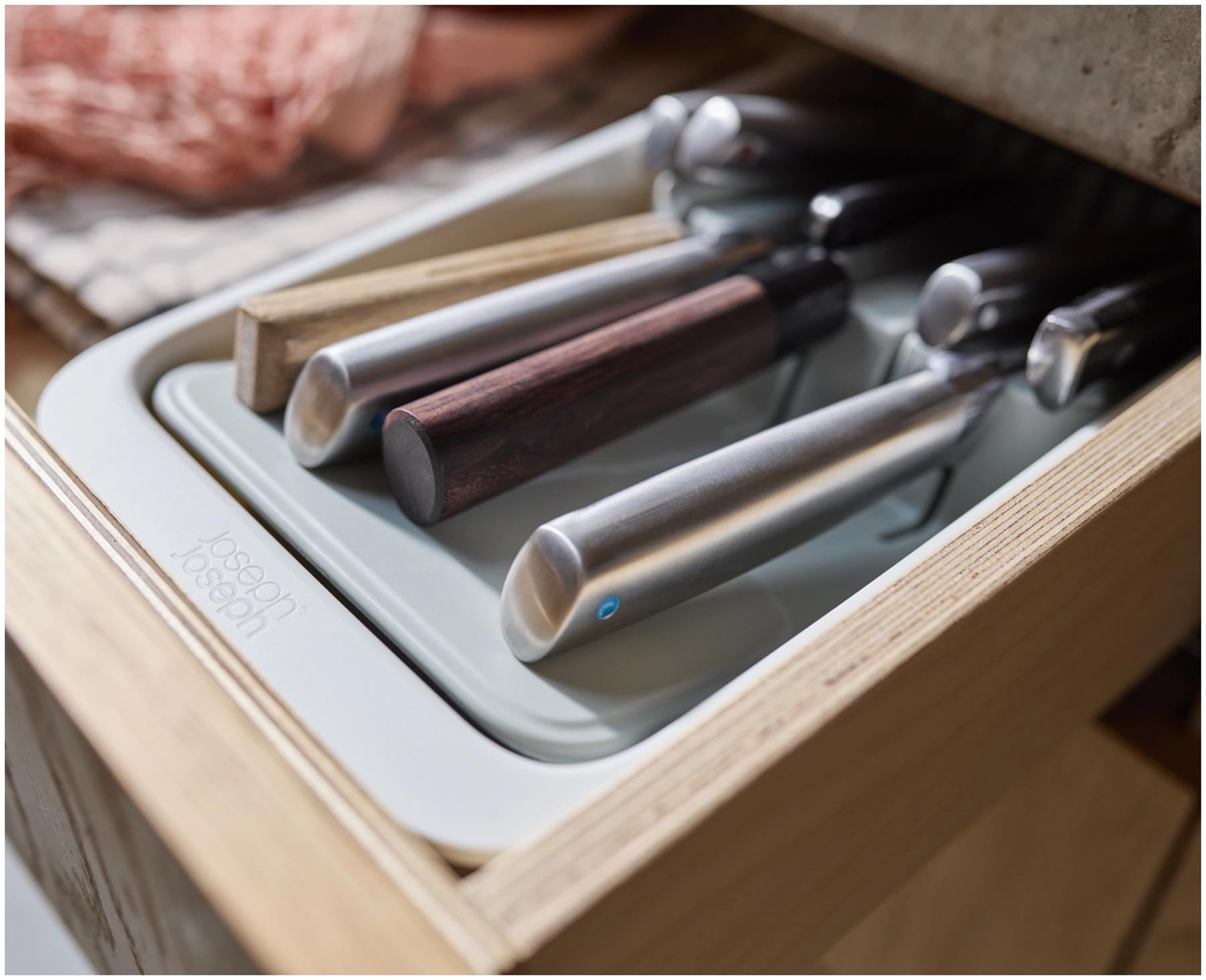 Praktische Messeraufbewahrung von Joseph Joseph in Grau, aus recyceltem Kunststoff, ideal für die kompakte Küchenorganisation.