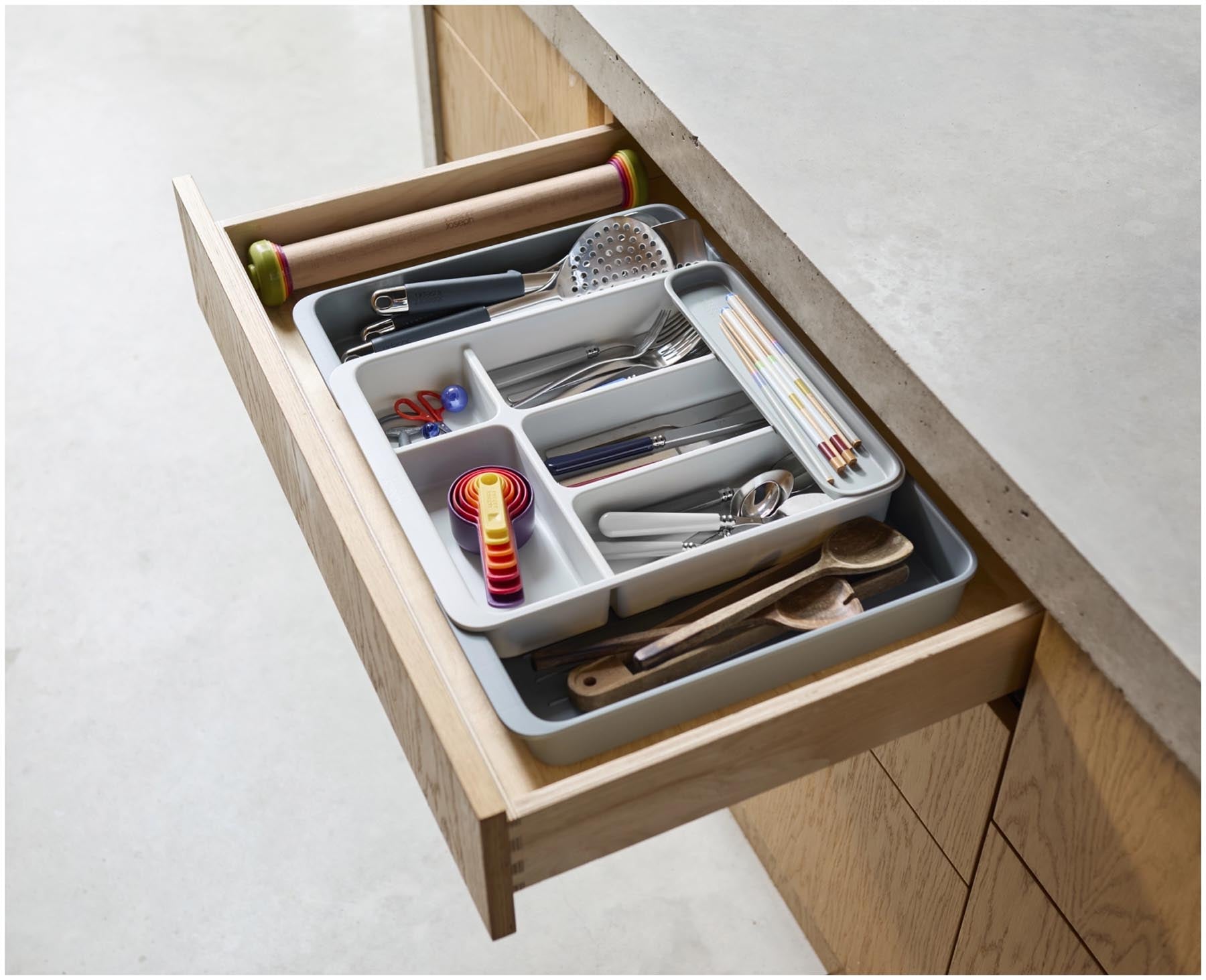 Stylischer und umweltfreundlicher Besteckkasten von Joseph Joseph, aus recyceltem Kunststoff, ideal für eine flexible Aufbewahrung in Schubladen.