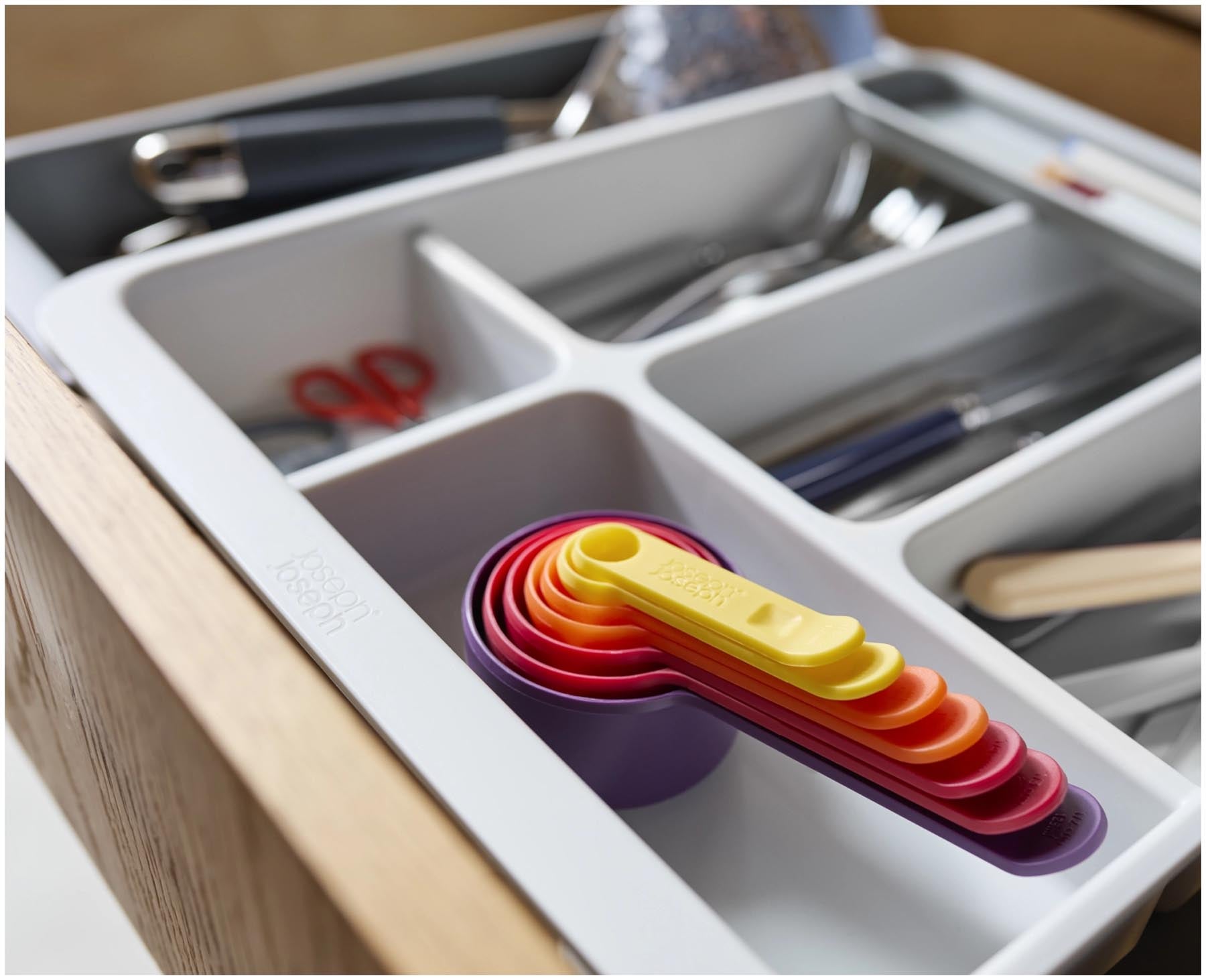 Erweiterbarer Besteckkasten von Joseph Joseph aus recyceltem Kunststoff, perfekt für eine individuelle und nachhaltige Küchenschubladenorganisation.