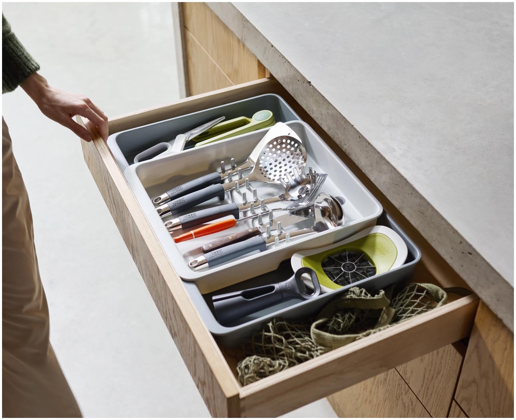 Stylischer Besteckkasten von Joseph Joseph aus recyceltem Kunststoff in Grau, ideal für die ordentliche Aufbewahrung von Küchenutensilien.