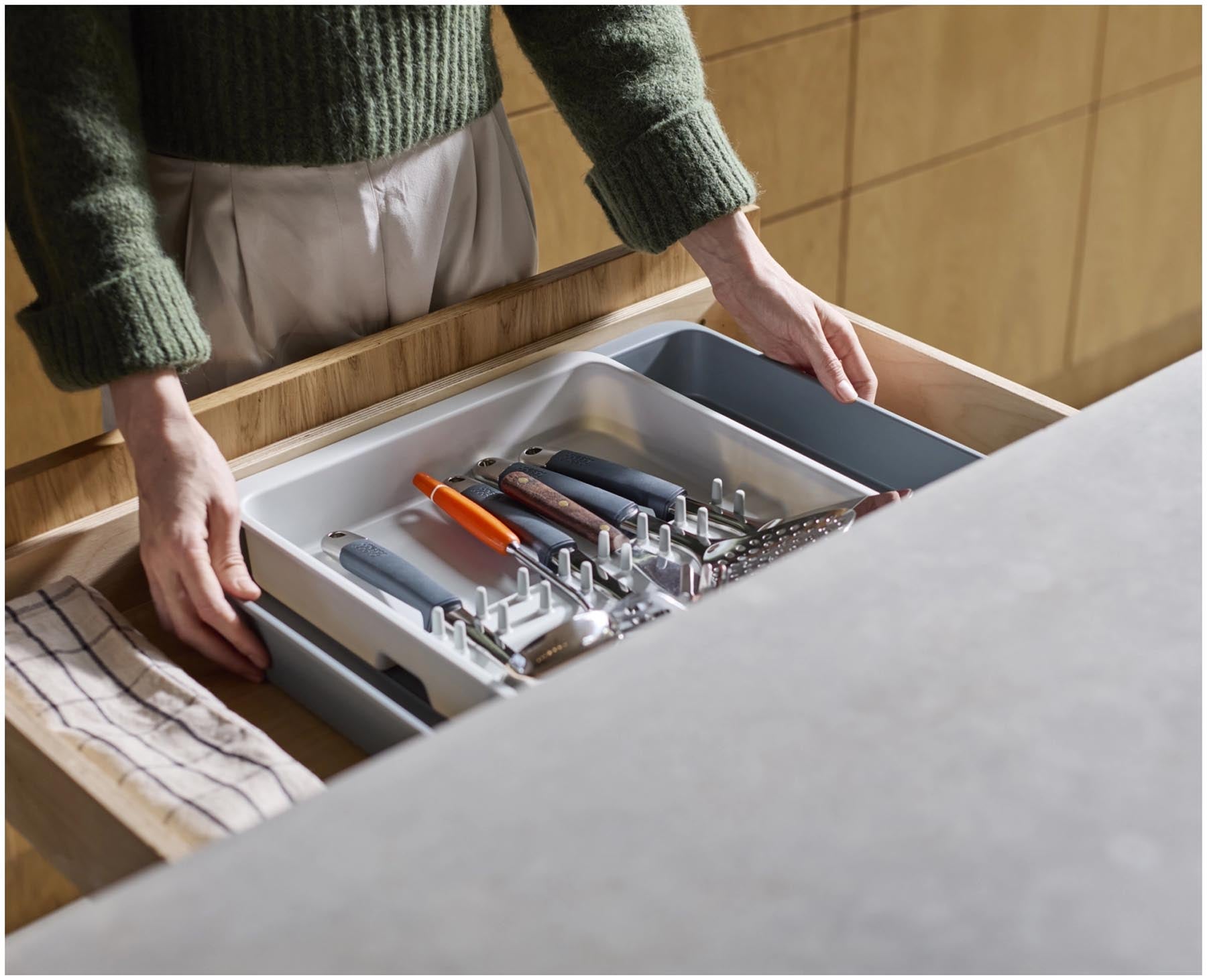 Stylischer Besteckkasten von Joseph Joseph aus recyceltem Kunststoff in modernem Grau, ideal zur übersichtlichen Aufbewahrung von Küchenutensilien.