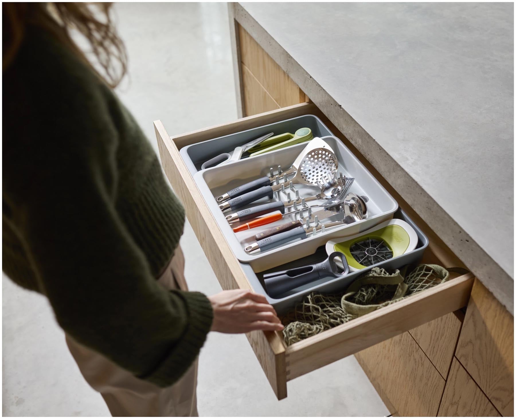 Stylischer Besteckkasten von Joseph Joseph aus recyceltem Kunststoff in modernem Grau, ideal zur übersichtlichen Aufbewahrung von Besteck und Küchenhelfern.