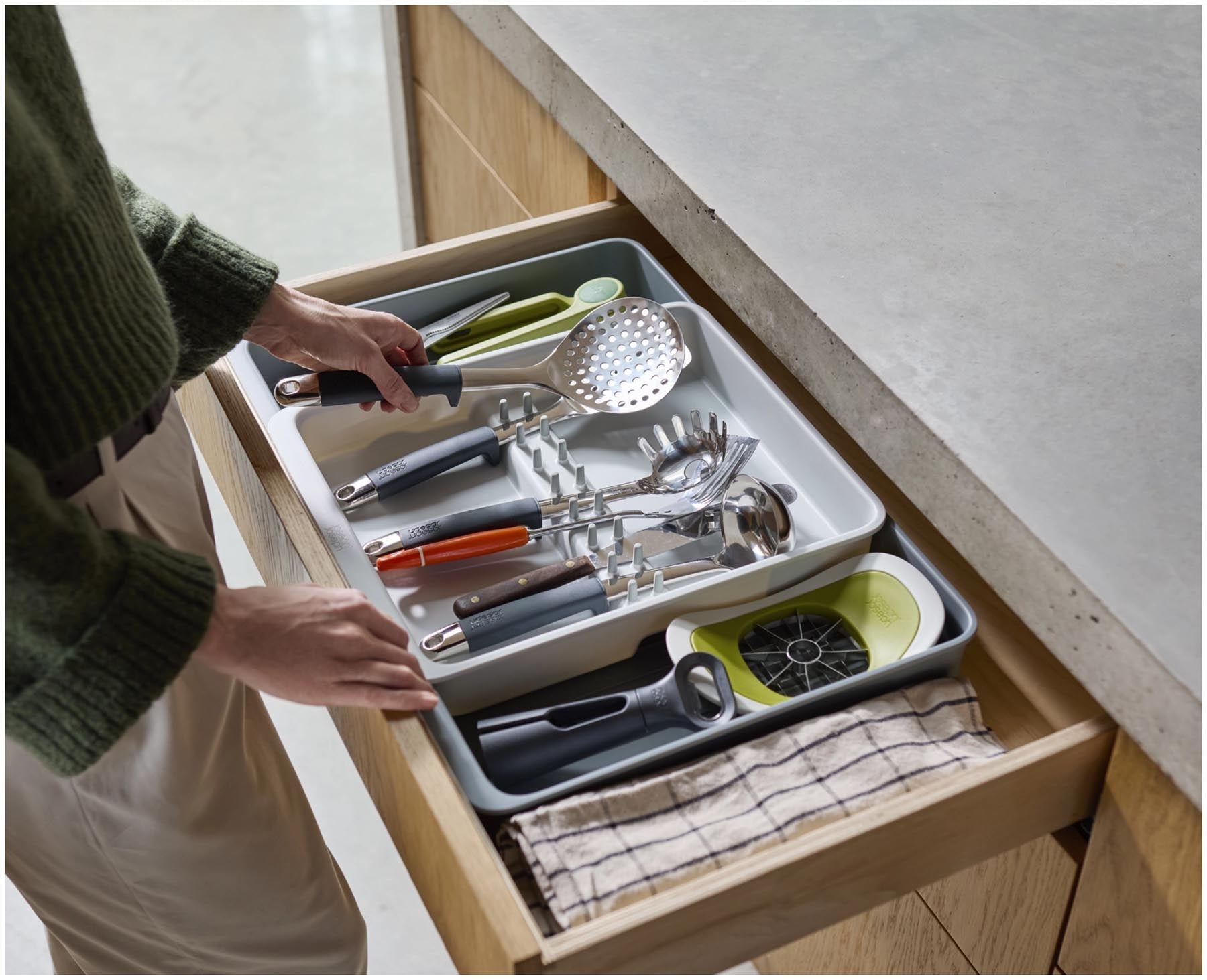 Praktischer Besteckkasten von Joseph Joseph aus umweltfreundlichem, recyceltem Kunststoff in elegantem Grau, perfekt für die ordentliche Organisation von Besteck und Utensilien.