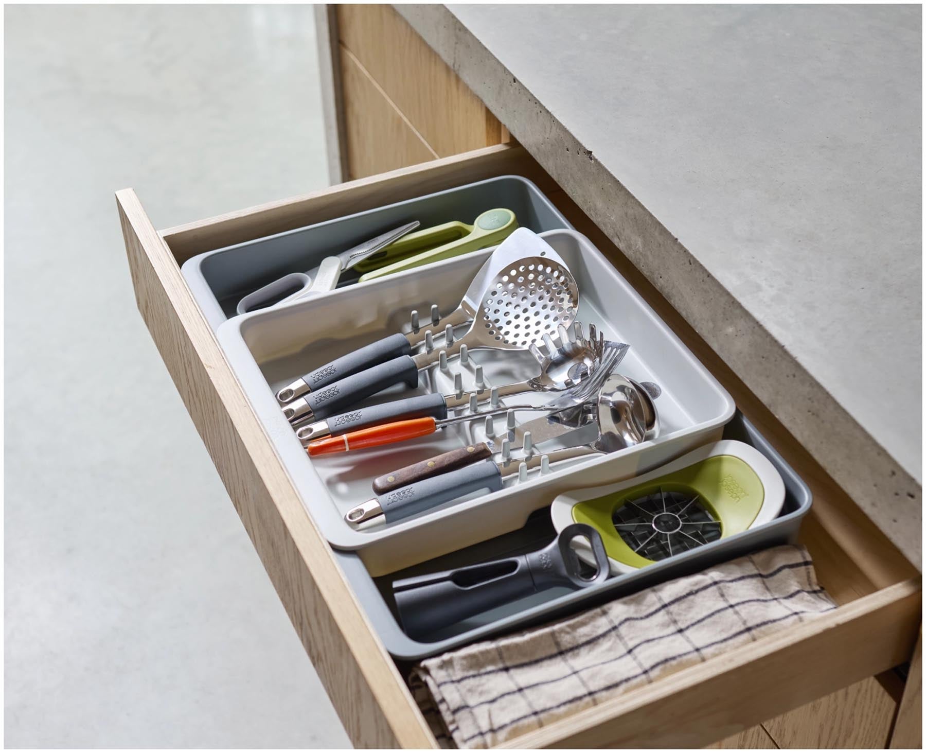 Stylischer Besteckkasten von Joseph Joseph aus recyceltem Kunststoff in modernem Grau, ideal zur übersichtlichen Aufbewahrung von Besteck und Küchenutensilien.