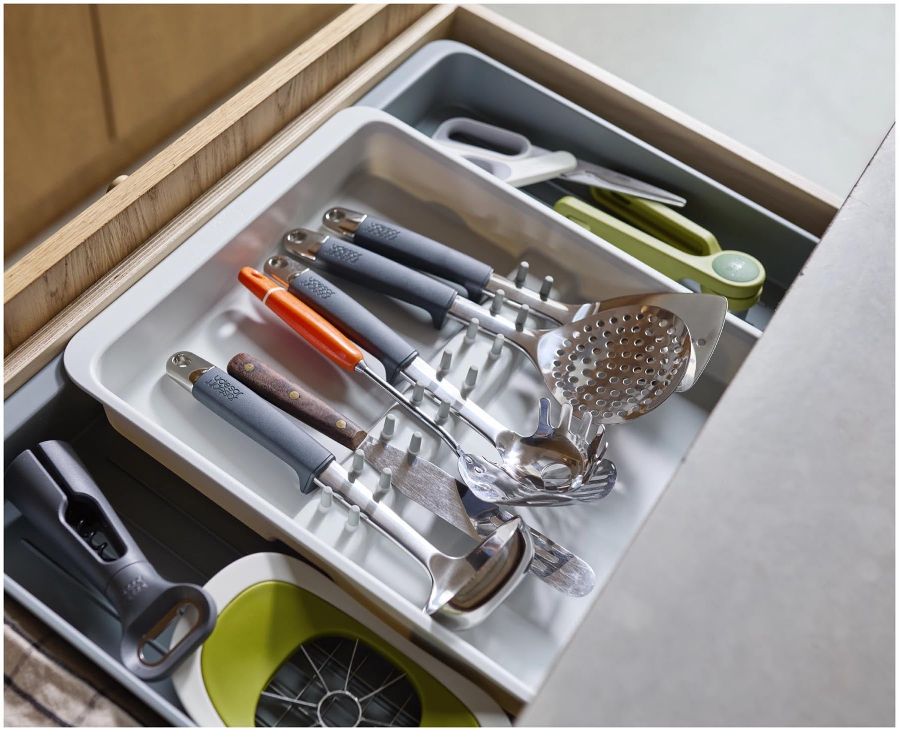Stylischer Besteckkasten von Joseph Joseph aus recyceltem Kunststoff in modernem Grau, ideal zur übersichtlichen Aufbewahrung von Besteck und Küchenutensilien.