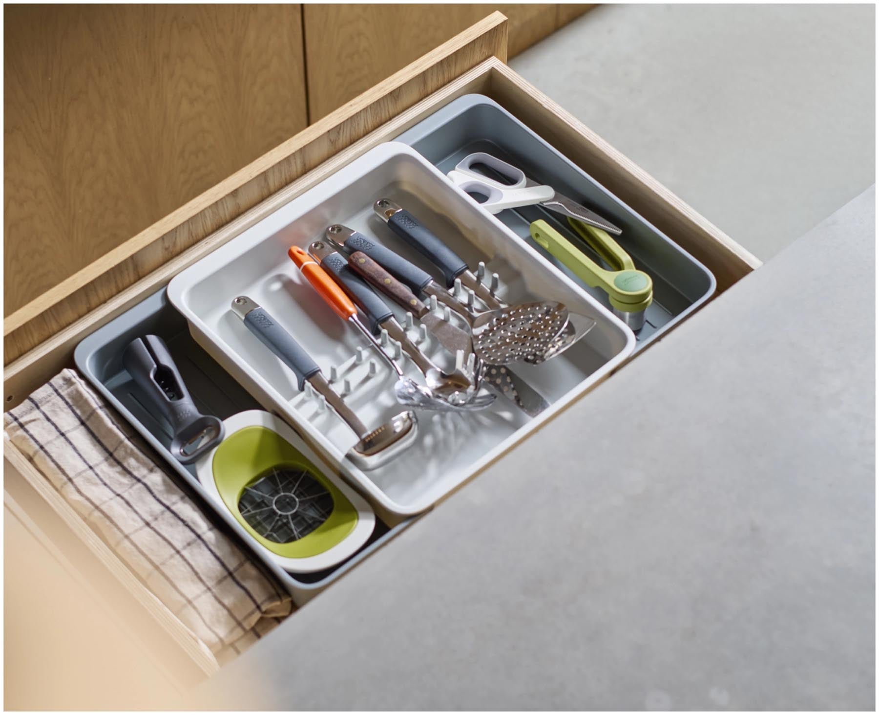 Praktischer Besteckkasten von Joseph Joseph aus umweltfreundlichem, recyceltem Kunststoff in elegantem Grau, perfekt für die ordentliche Organisation von Besteck und Küchenhelfern.