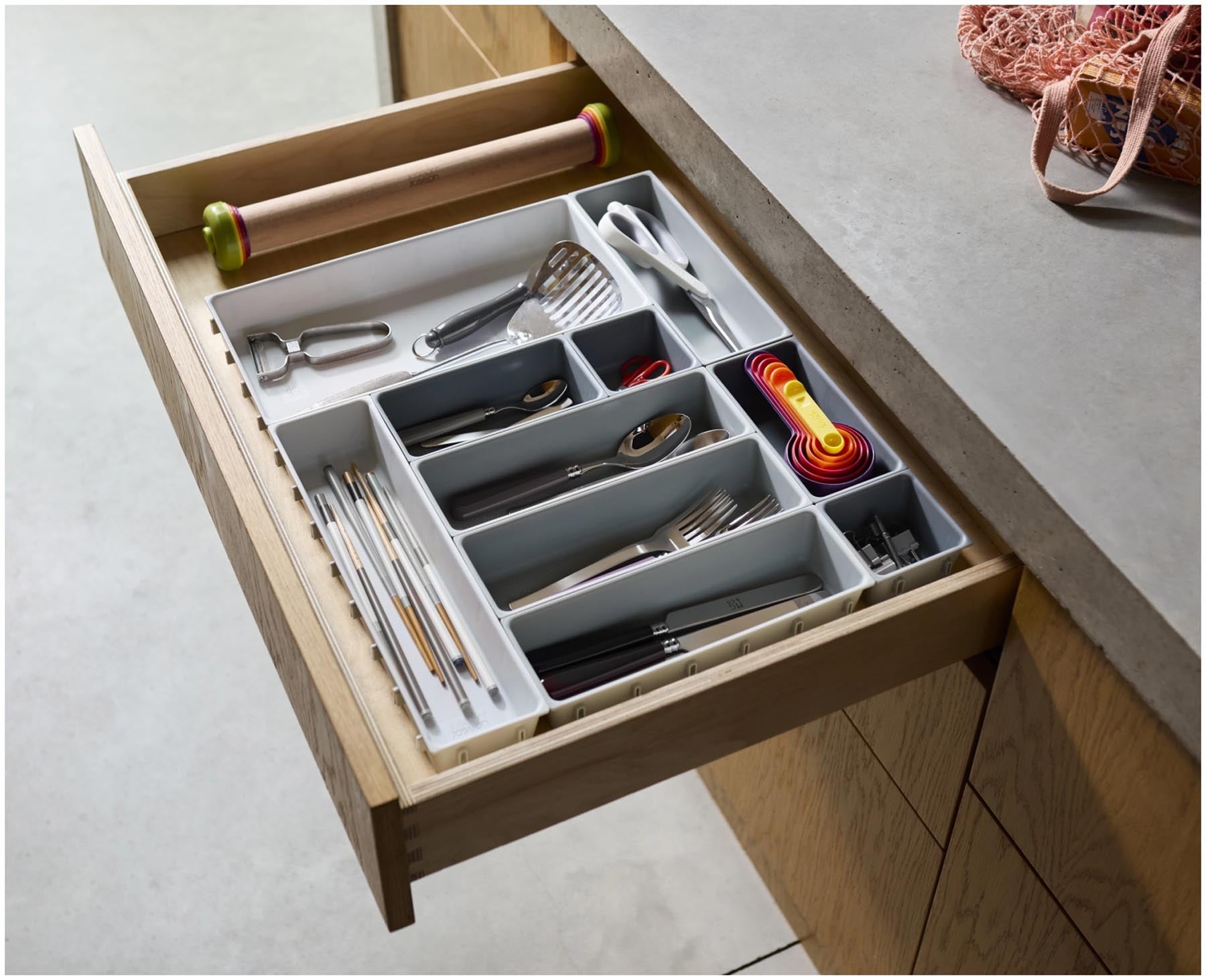 Praktischer 10-teiliges Blox Schubladenorganizer in elegantem Grau, ideal zur strukturierten Aufbewahrung von Besteck und Küchenutensilien aus recyceltem Kunststoff.