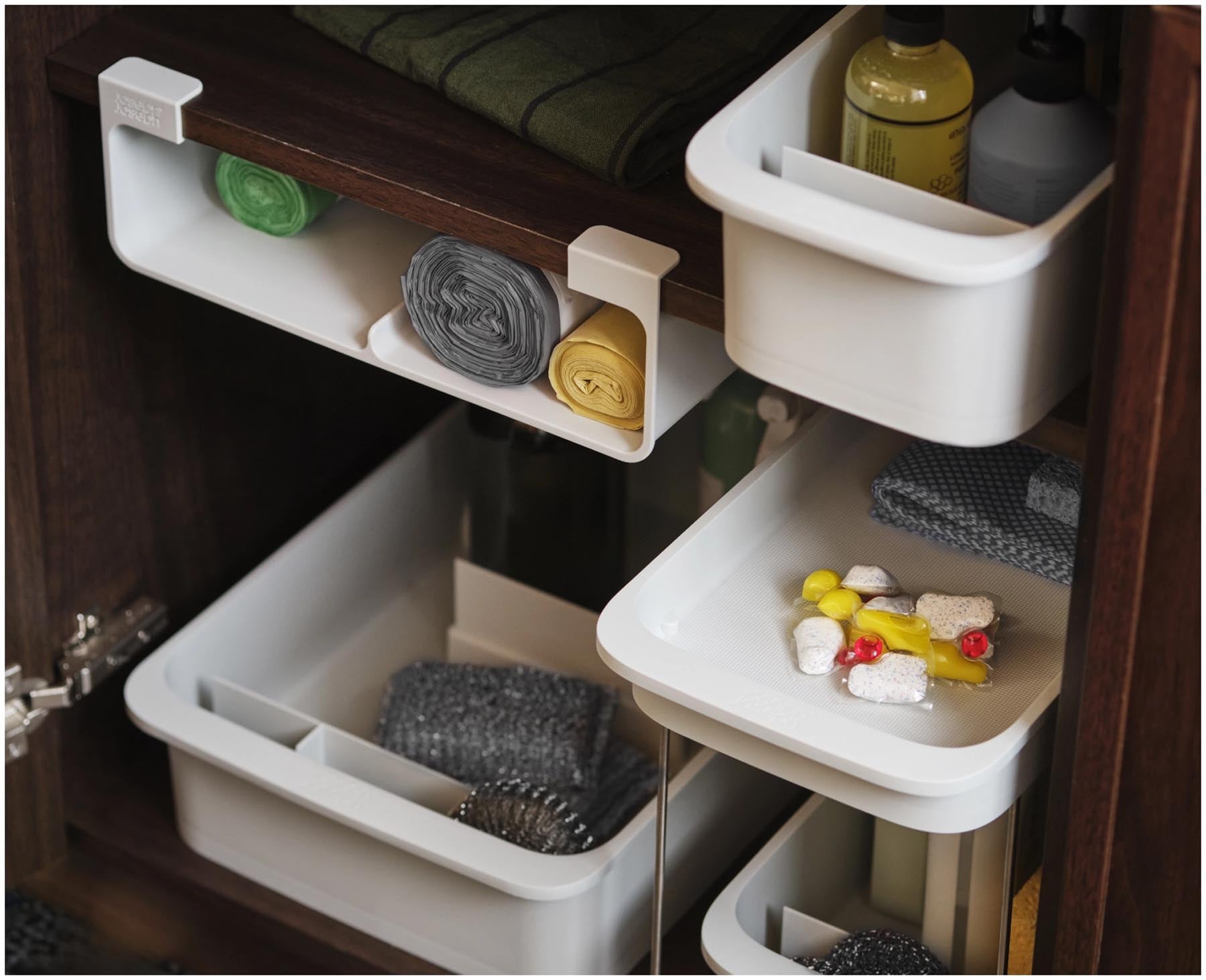 Praktische Unterregal-Schublade aus recyceltem Kunststoff von Joseph Joseph, ideal zur optimalen Nutzung von Stauraum in der Küche.
