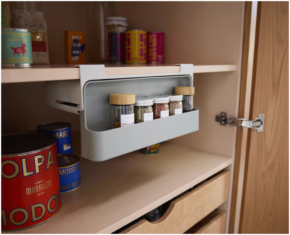 CupboardStore Unterregal für Gewürze aus recycl. Kunststoff in Grau präsentiert im Onlineshop von KAQTU Design AG. Küchenhelfer ist von Joseph Joseph