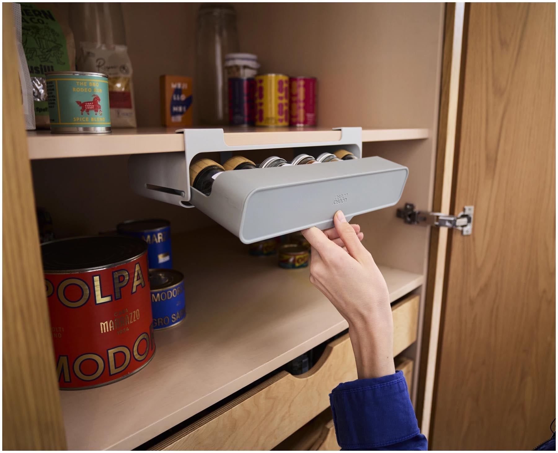 Stylisches Unterregal für Gewürze aus umweltfreundlichem, recyceltem Kunststoff in modernem Grau, perfekt für die platzsparende Organisation in der Küche.