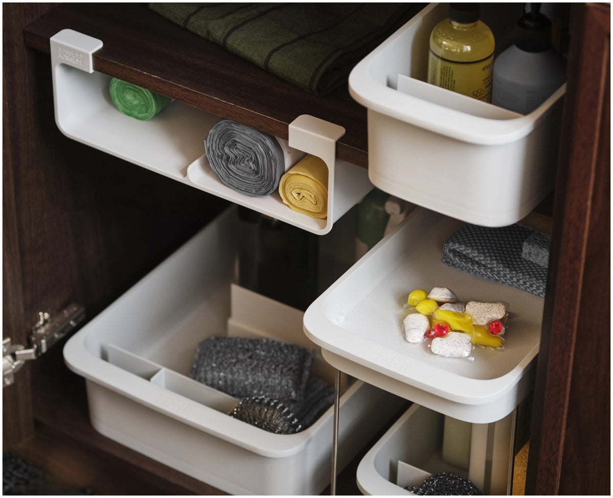 CupboardStore Putzschrank ausziehbar aus recycl. Kunststoff in Grau präsentiert im Onlineshop von KAQTU Design AG. Küchenhelfer ist von Joseph Joseph