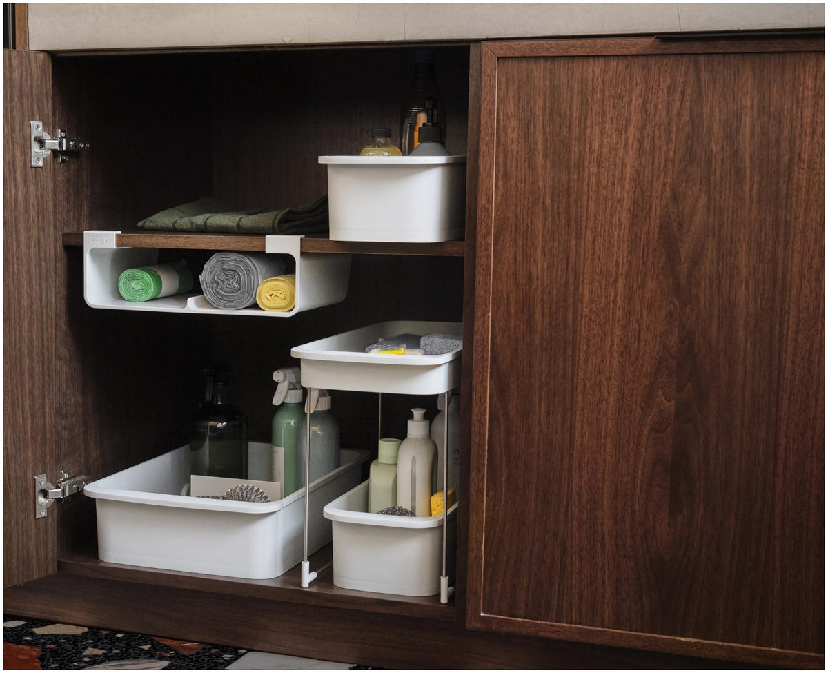 CupboardStore Putzschrank ausziehbar aus recycl. Kunststoff in Grau präsentiert im Onlineshop von KAQTU Design AG. Küchenhelfer ist von Joseph Joseph