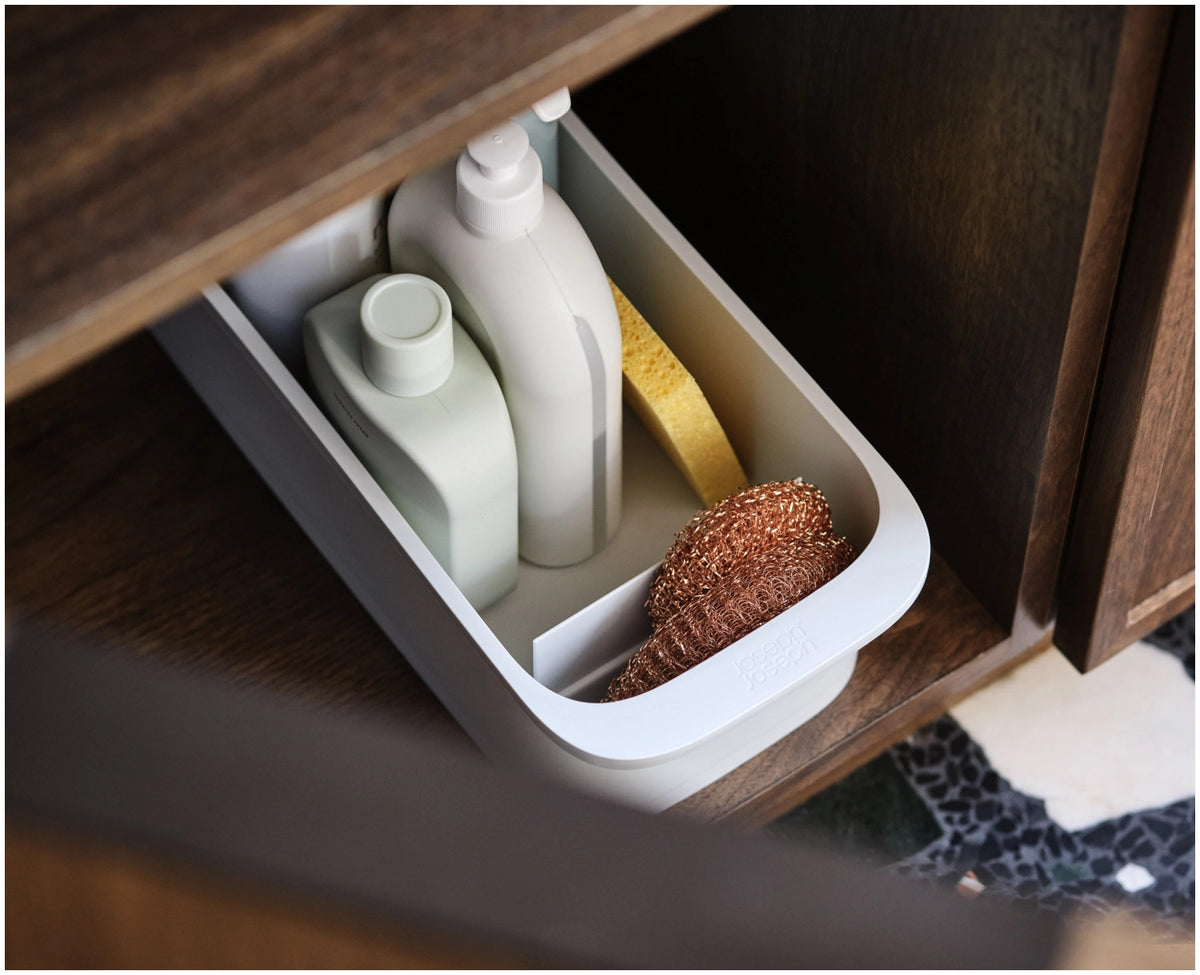 CupboardStore Putzschrank ausziehbar aus recycl. Kunststoff in Grau präsentiert im Onlineshop von KAQTU Design AG. Küchenhelfer ist von Joseph Joseph