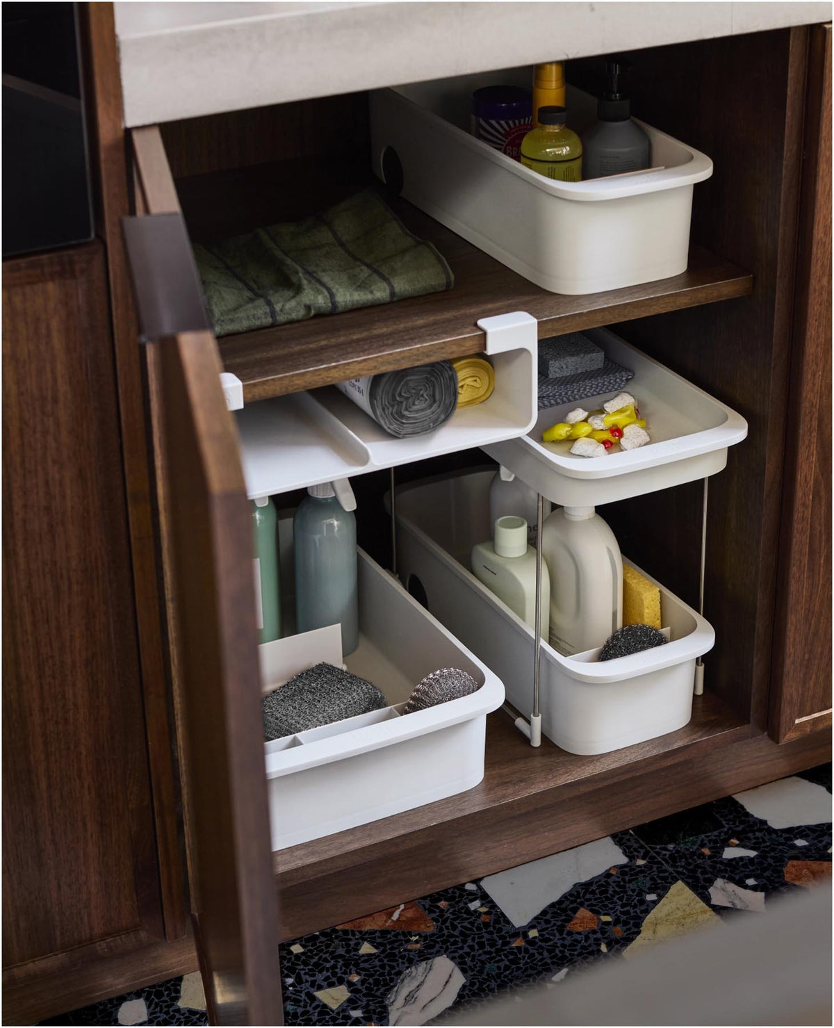CupboardStore Putzschrank ausziehbar aus recycl. Kunststoff in Grau präsentiert im Onlineshop von KAQTU Design AG. Küchenhelfer ist von Joseph Joseph