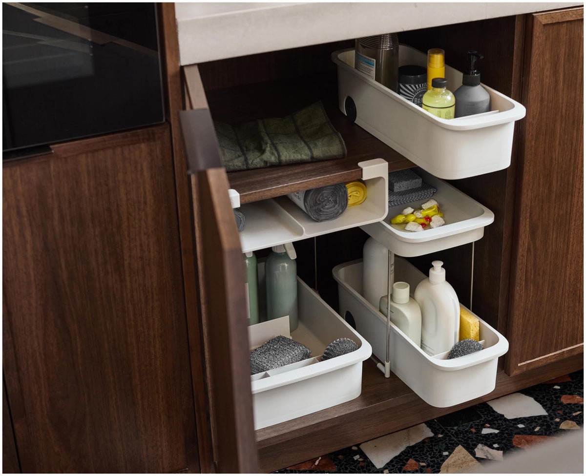 CupboardStore Putzschrank ausziehbar aus recycl. Kunststoff in Grau präsentiert im Onlineshop von KAQTU Design AG. Küchenhelfer ist von Joseph Joseph