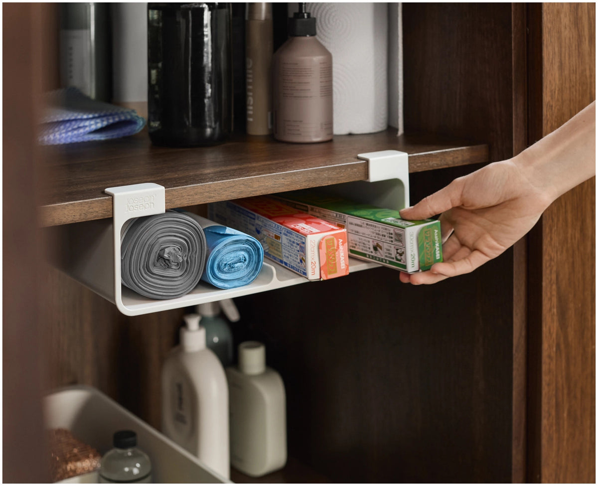 CupboardStore Küchenorganizer L für Beutel recycl. Kunstst. in Grau präsentiert im Onlineshop von KAQTU Design AG. Küchenhelfer ist von Joseph Joseph
