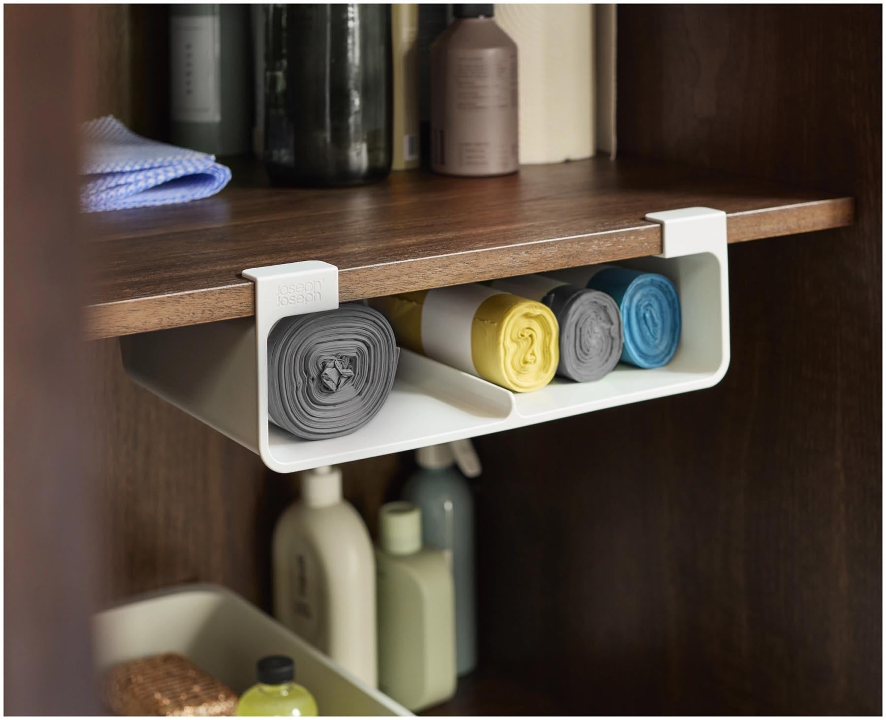 Moderner Küchenorganizer von Joseph Joseph in elegantem Grau, perfekt für die ordentliche Aufbewahrung von Recyclingbeuteln. Funktional und platzsparend.