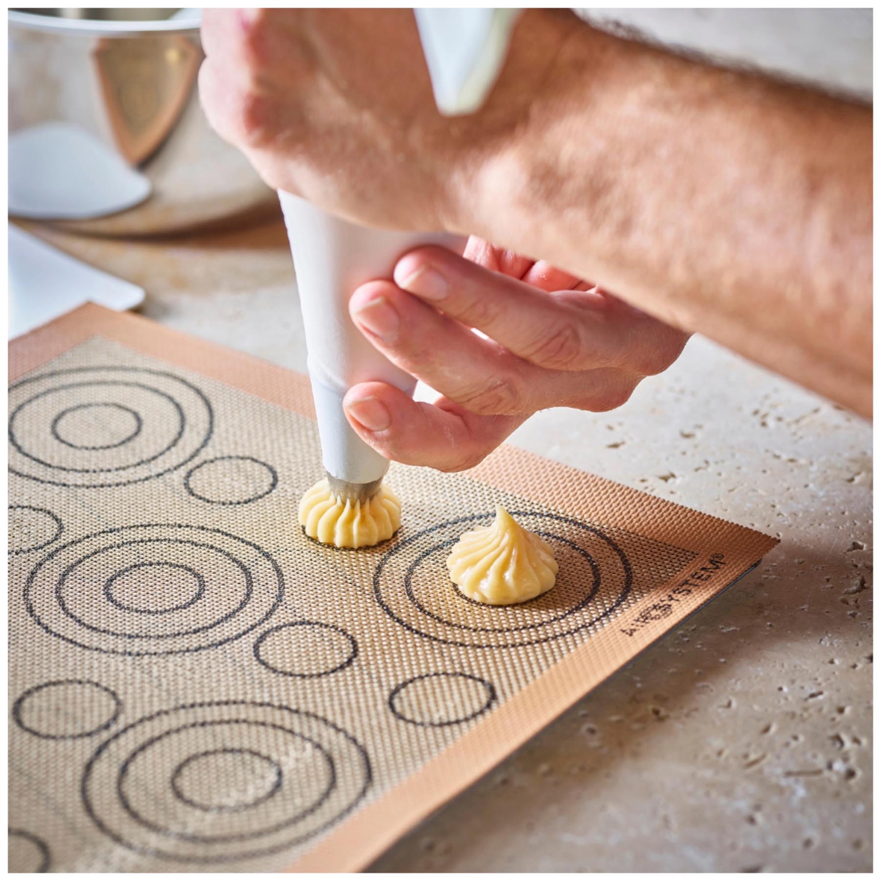 Doppelseitige Airmat Backmatte von de Buyer mit praktischen Markierungen, ideal für präzises Backen und vielseitige Anwendungen.