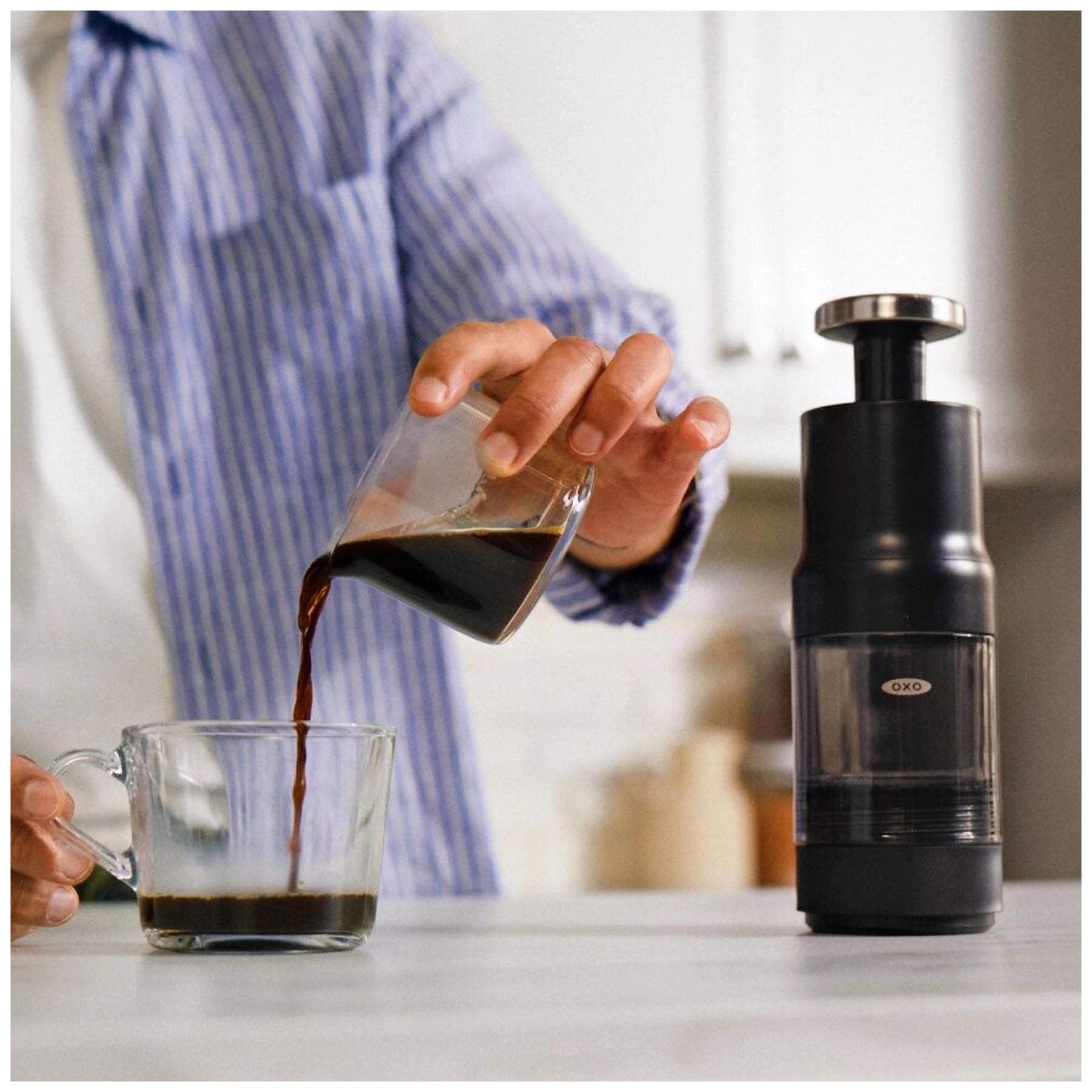 Stylischer OXO GG Brew Kaffeezubereiter in Schwarz, perfekt für die schnelle und einfache Zubereitung von aromatischem Kaffee in nur wenigen Minuten.