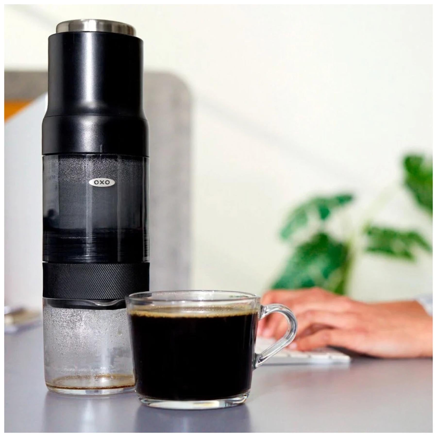 Stylischer OXO GG Brew Kaffeezubereiter in modernem Schwarz, perfekt für die schnelle und einfache Zubereitung von aromatischem Kaffee in nur wenigen Minuten.