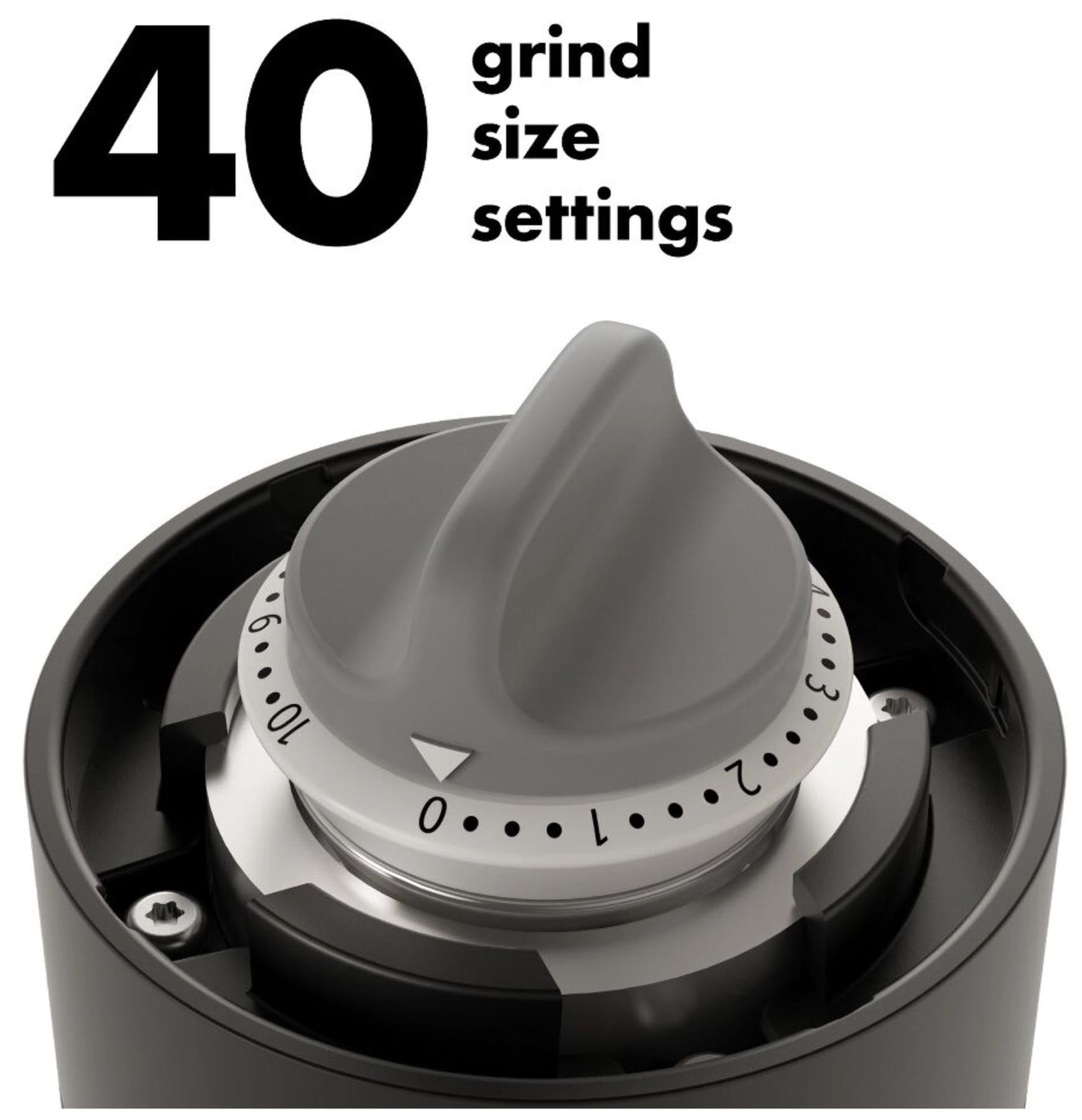 Stilvolle handbetriebene Kaffeemühle von OXO in Schwarz, perfekt für aromatischen Kaffeegenuss mit individuell einstellbarem Mahlgrad.