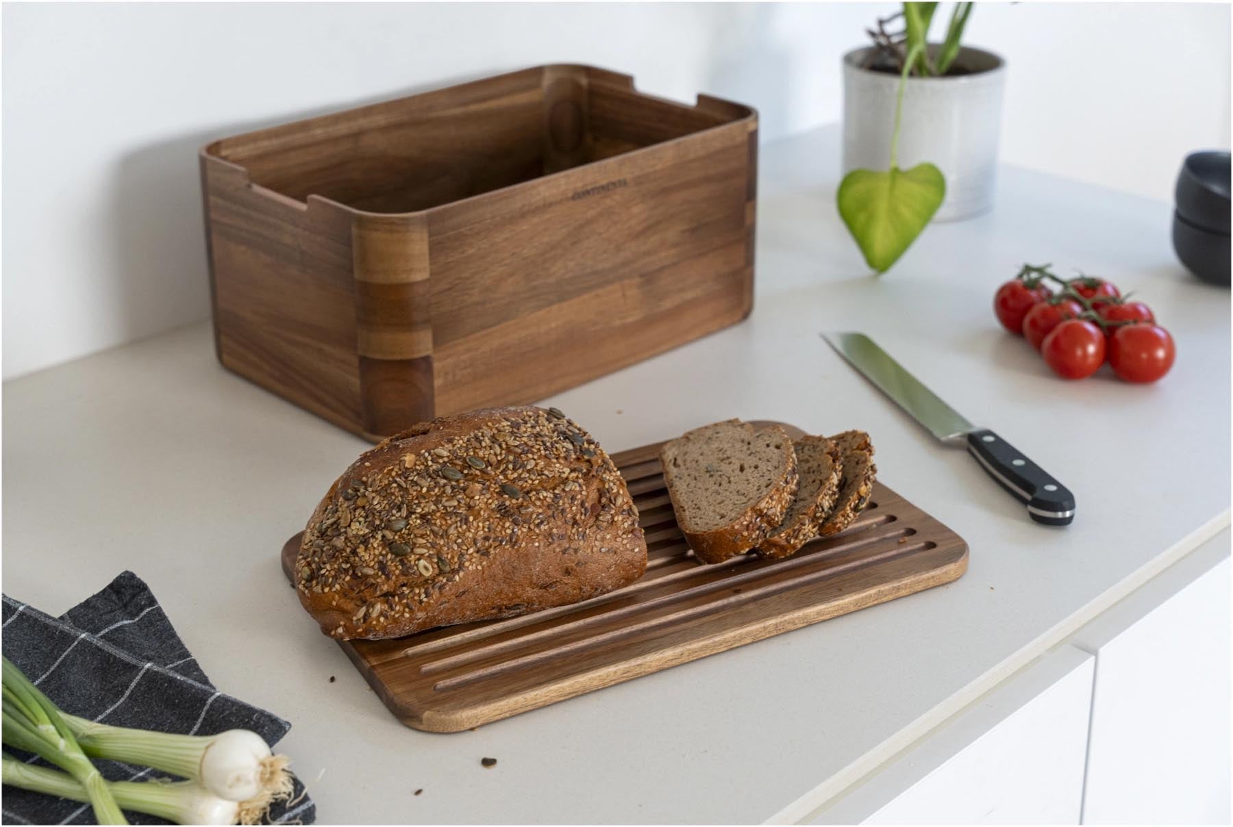 Eleganter Brotkasten aus Akazienholz in warmen Brauntönen, ideal zur stilvollen Aufbewahrung von Brot und Brötchen.